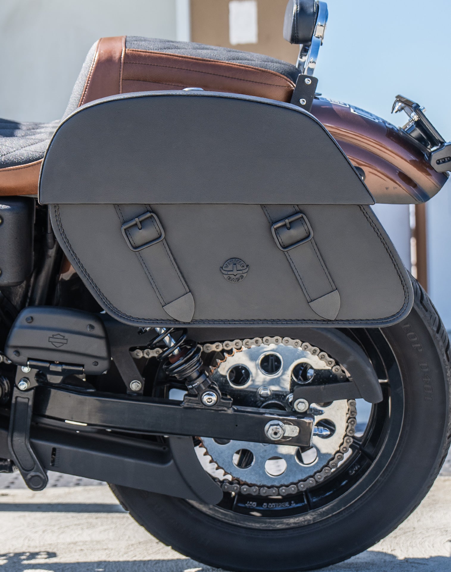 28L - Baelor Medium Quick Mount Motorcycle Saddlebags For Harley Dyna Super Glide FXD/I Lifestyle