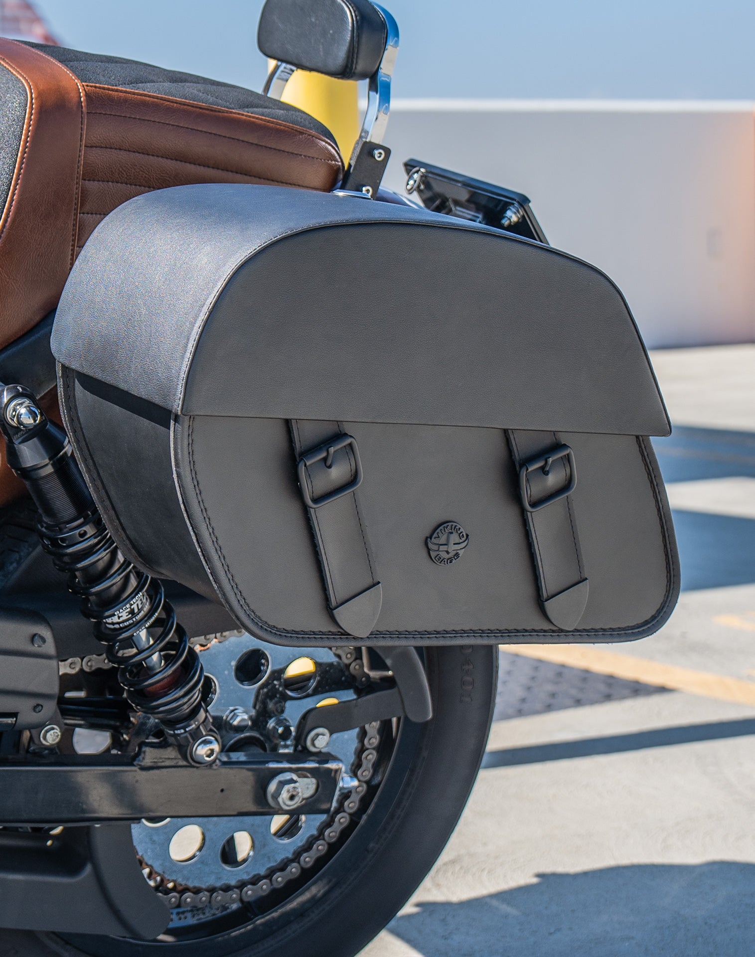 28L - Baelor Medium Quick Mount Motorcycle Saddlebags For Harley Dyna Super Glide FXD/I Lifestyle