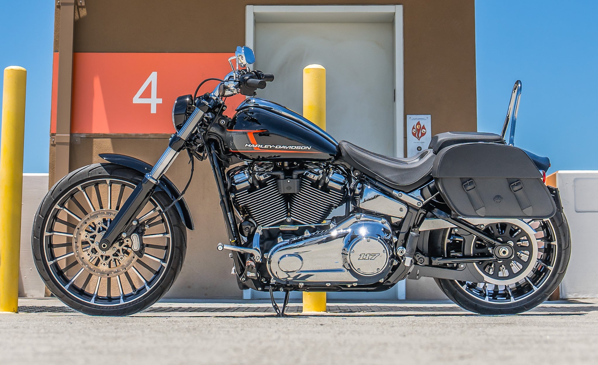 28L - Baelor Medium Quick Mount Harley Softail Breakout FXBR/S Motorcycle Saddlebags @expand