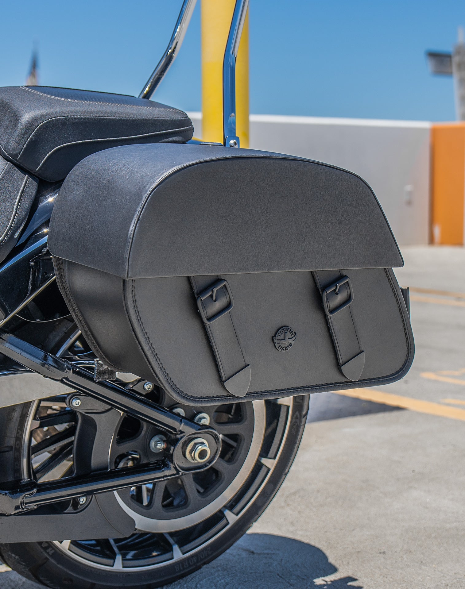 28L - Baelor Medium Quick Mount Harley Softail Breakout FXBR/S Motorcycle Saddlebags v3