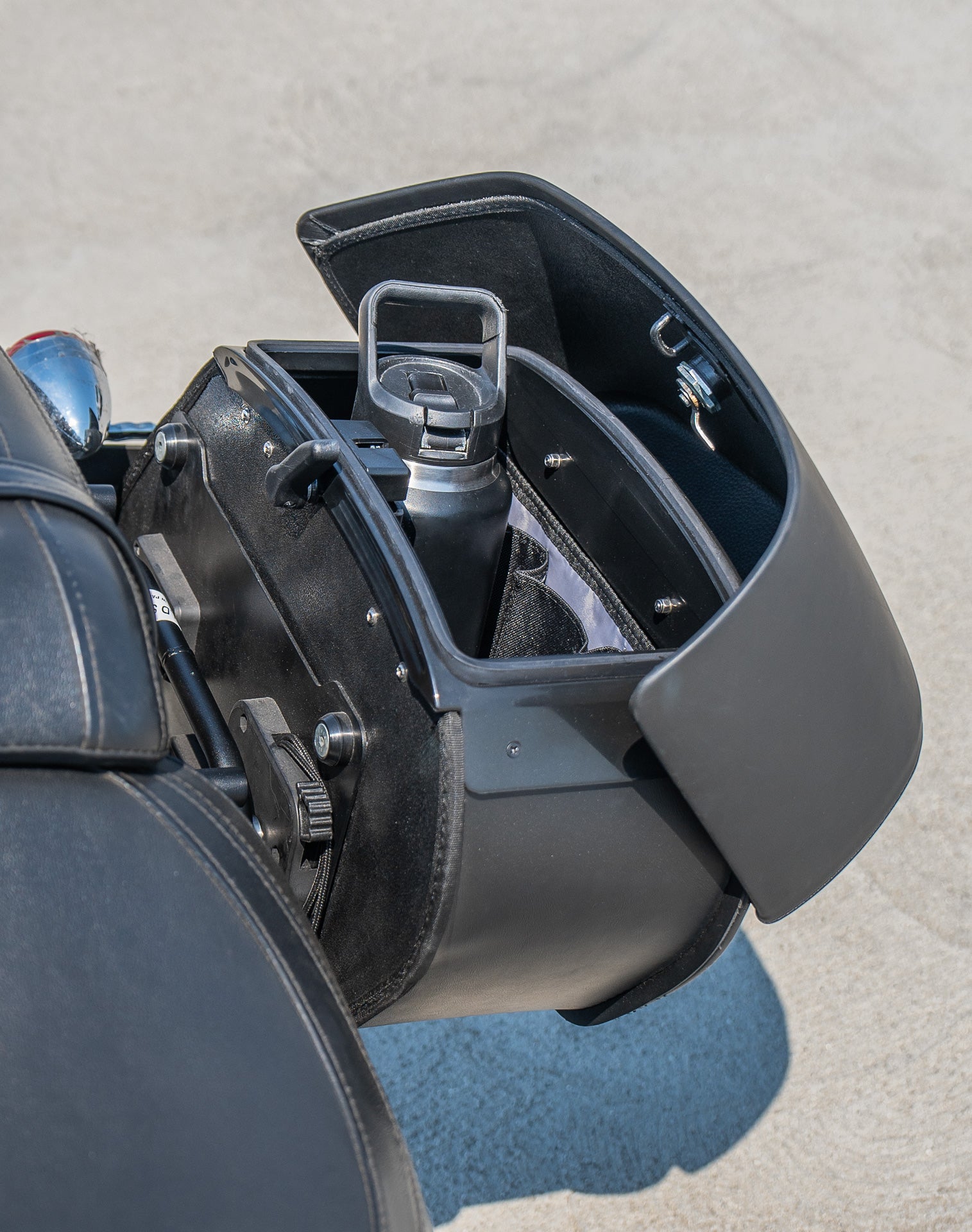 28L - Baelor Medium Quick Mount Motorcycle Saddlebags For Harley Softail Fat Boy FLFB/S v4