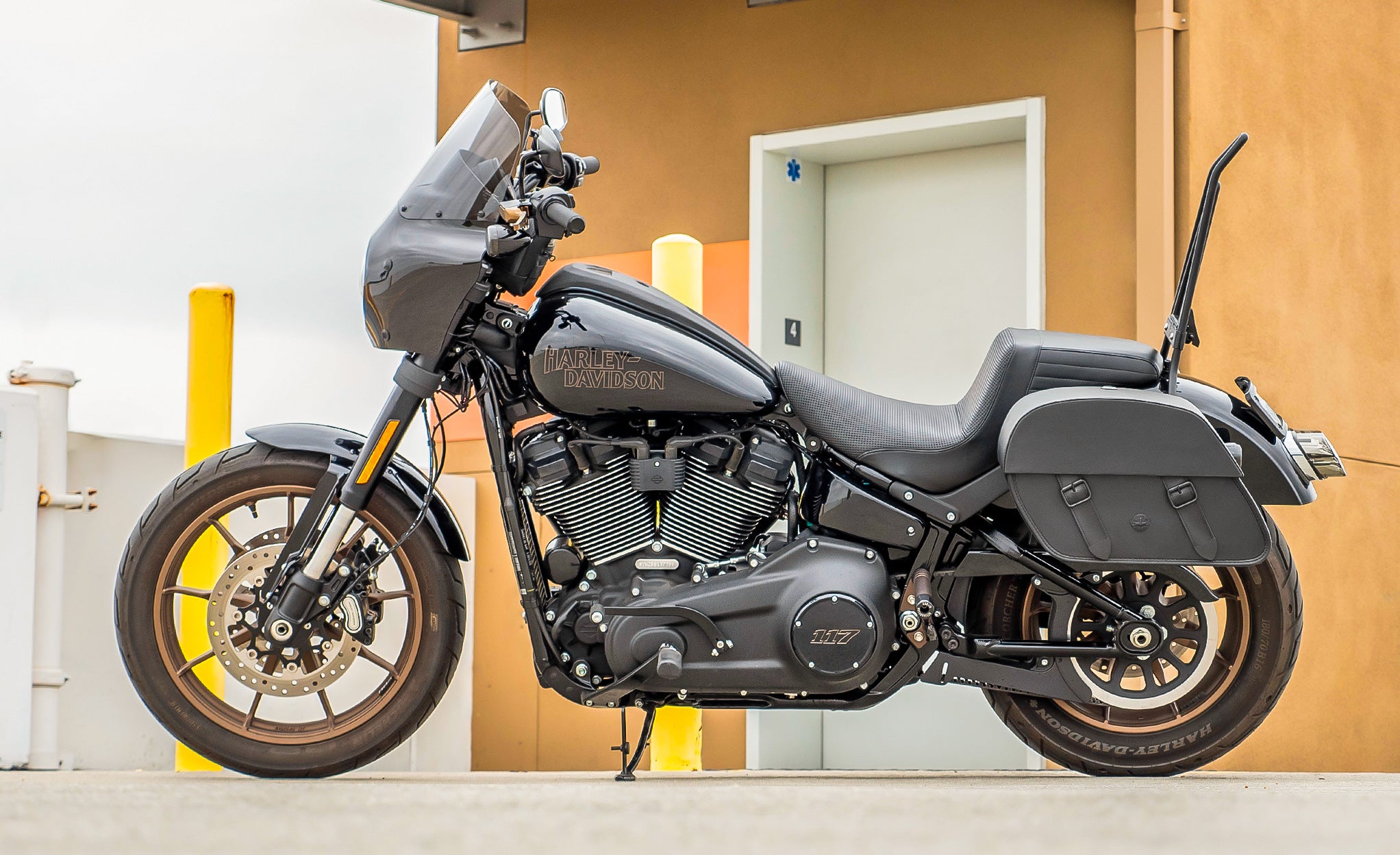 28L - Baelor Medium Quick Mount Motorcycle Saddlebags For Harley Softail Low Rider S FXLRS @expand