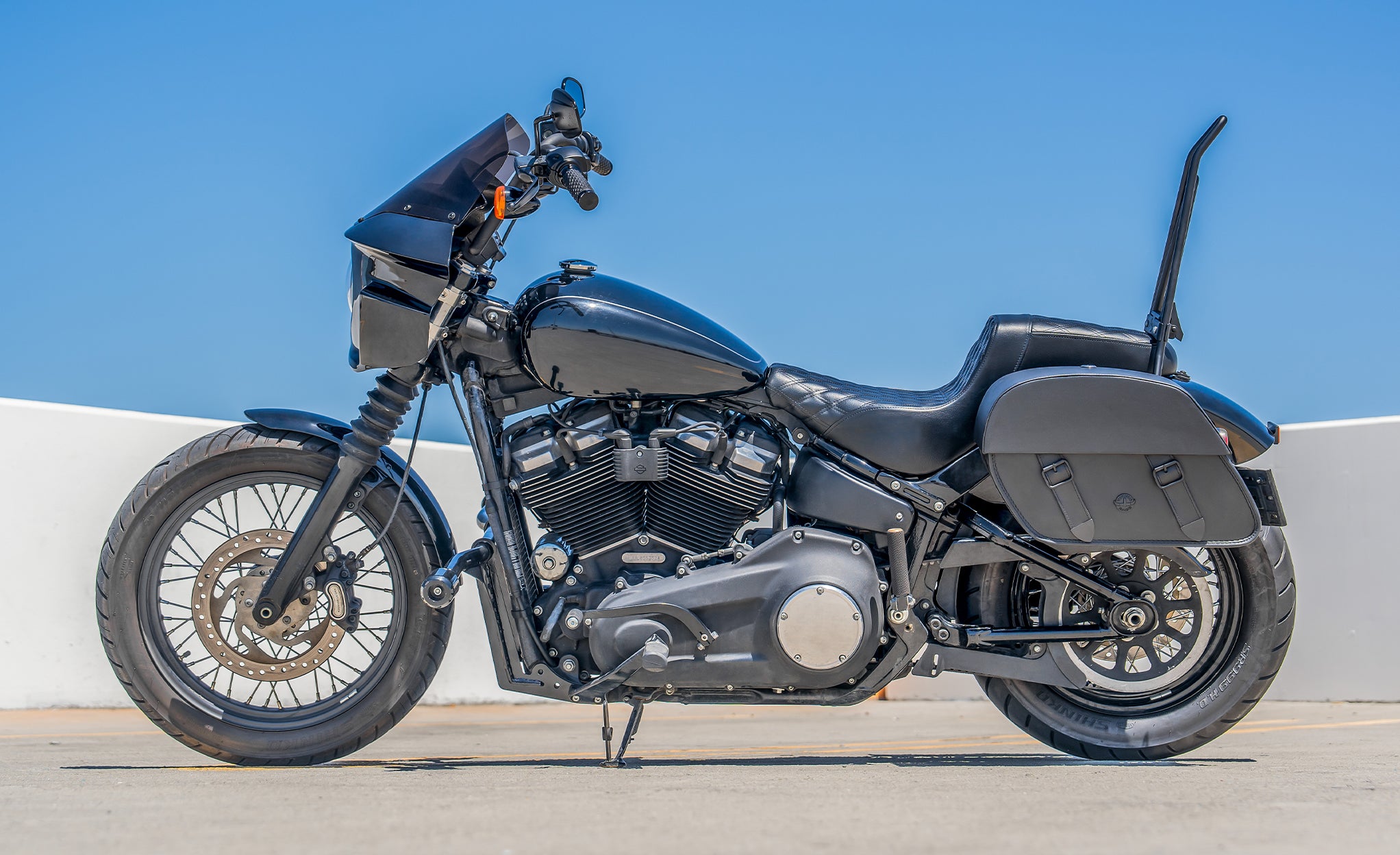 28L - Baelor Medium Quick Mount Motorcycle Saddlebags For Harley Softail Street Bob FXBB/S Lifestyle @expand
