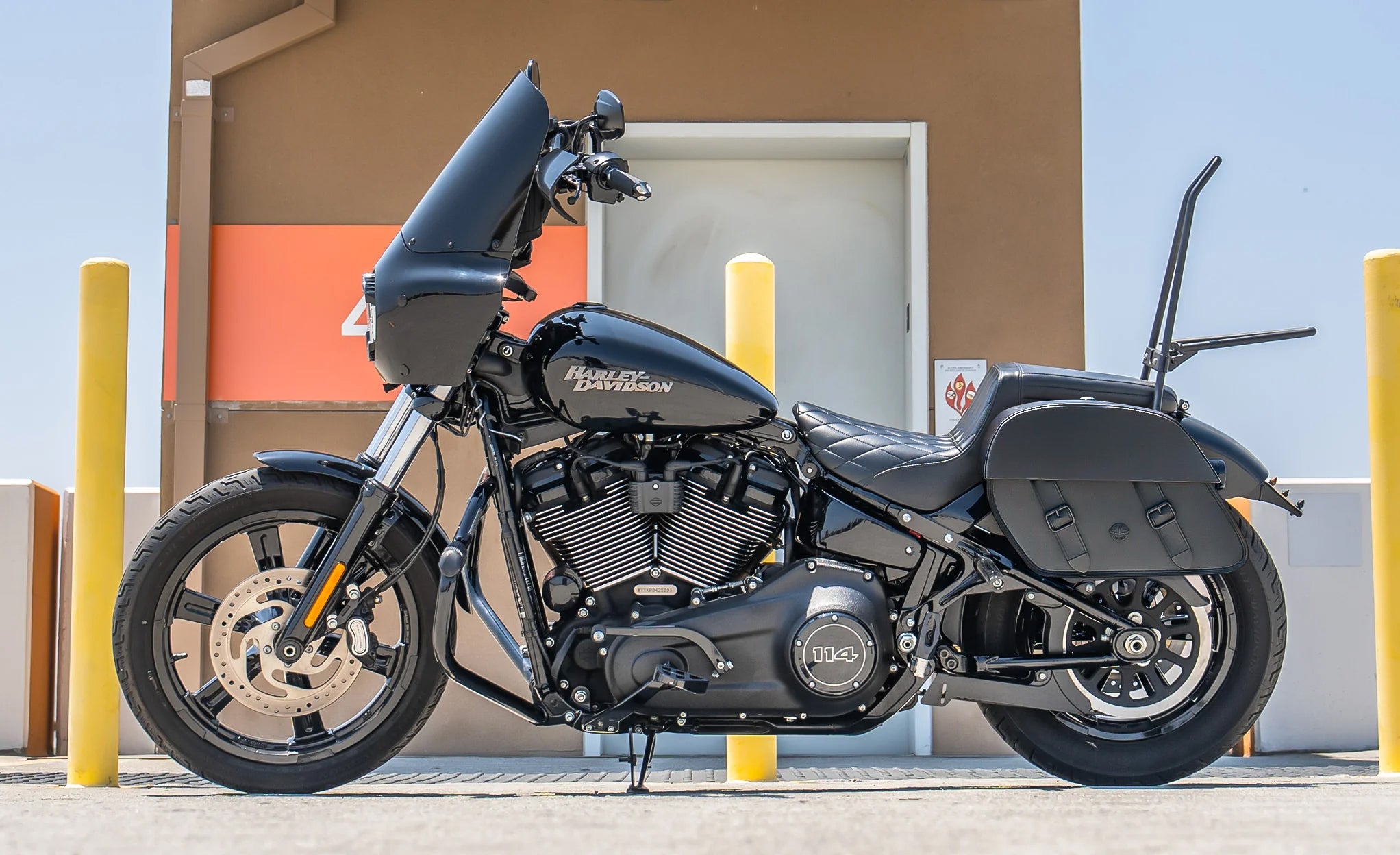 28L - Baelor Medium Quick Mount Motorcycle Saddlebags For Harley Softail Street Bob FXBB @expand