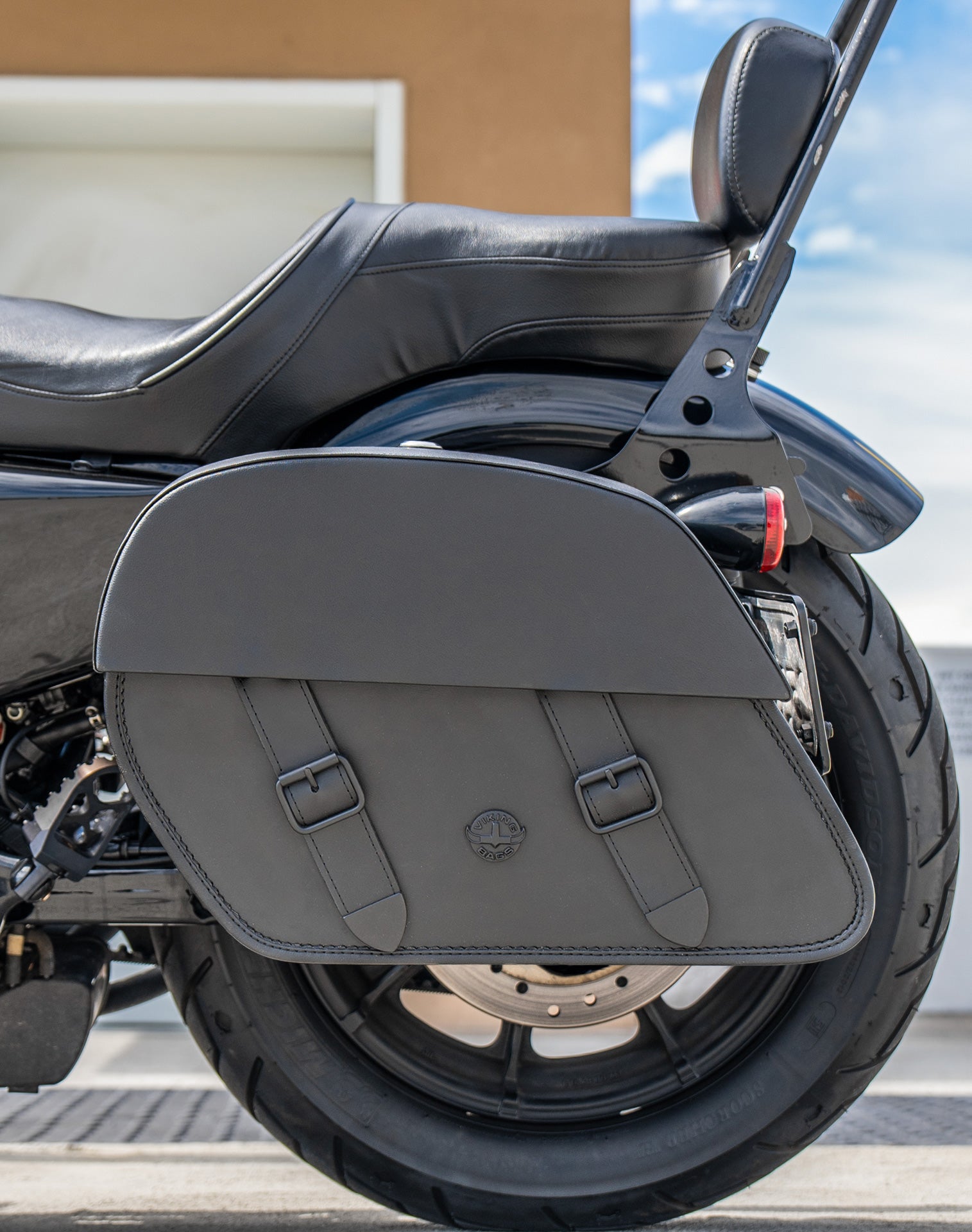 28L - Baelor Medium Quick Mount Motorcycle Saddlebags For Harley Sportster 1200 Iron XL1200NS Lifestyle 2