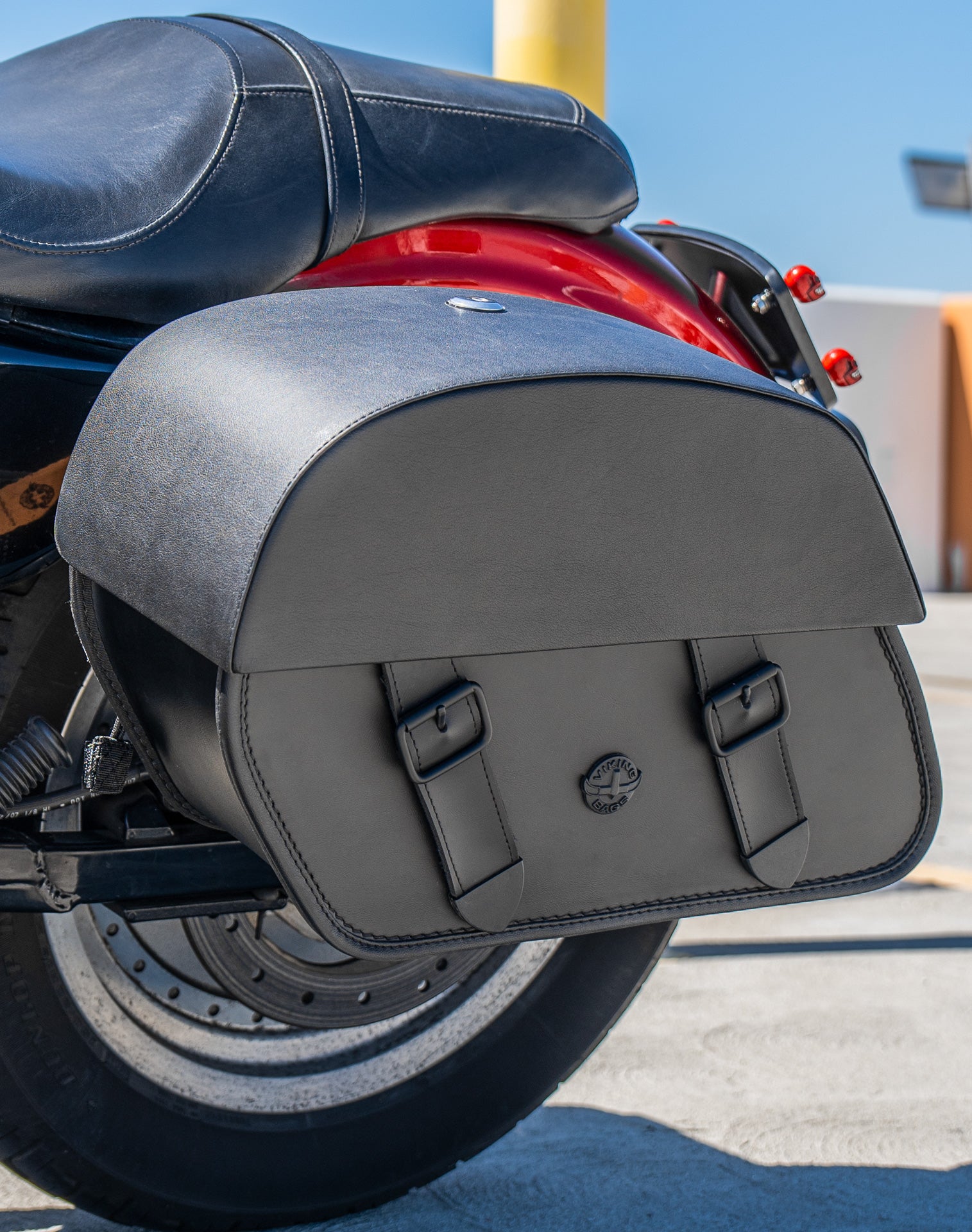 28L - Baelor Medium Quick Mount Motorcycle Saddlebags For Harley Sportster 883 Custom XL883C/XLH883C Lifestyle