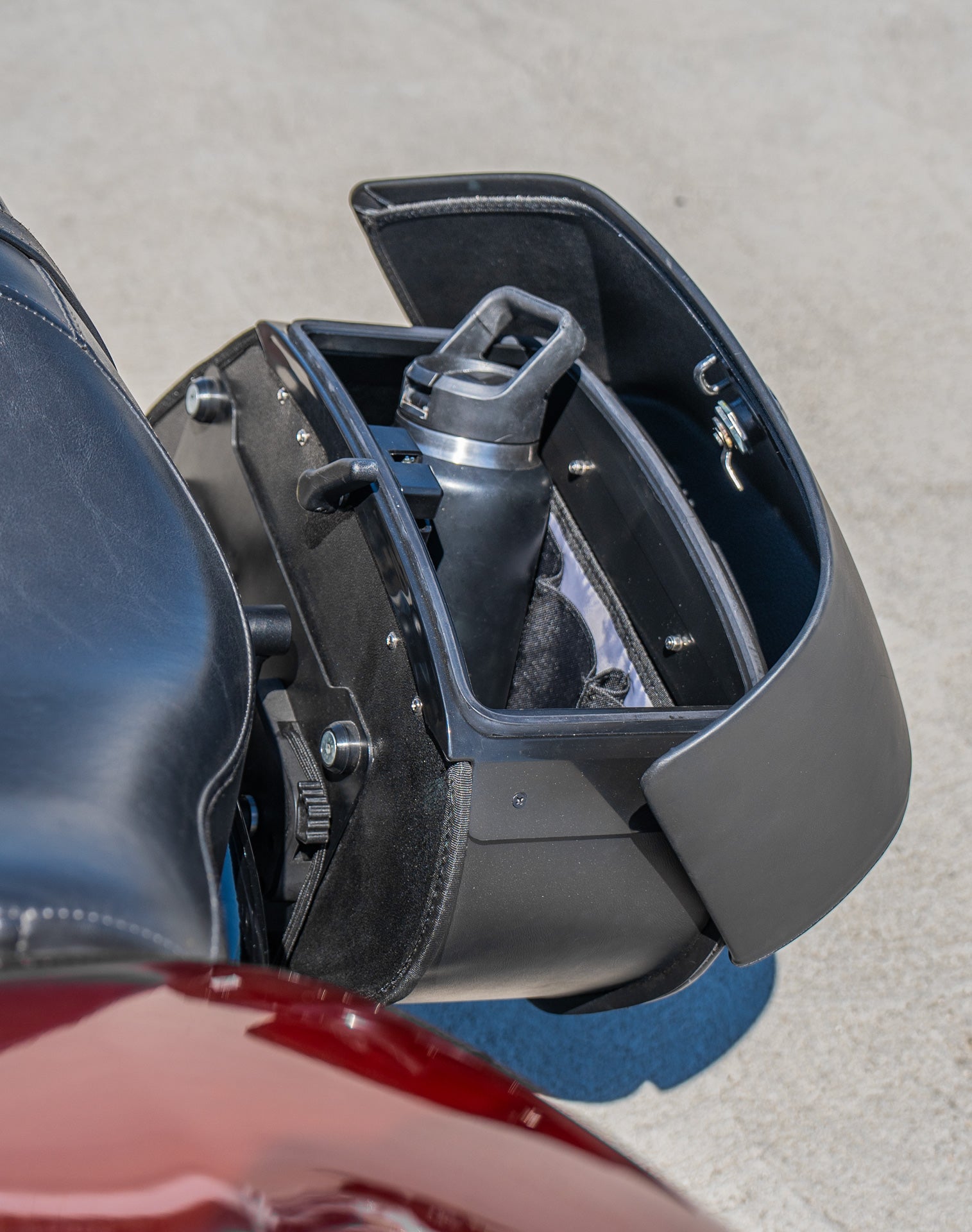 28L - Baelor Medium Quick Mount Motorcycle Saddlebags For Harley Sportster 883 Custom XL883C/XLH883C Lifestyle