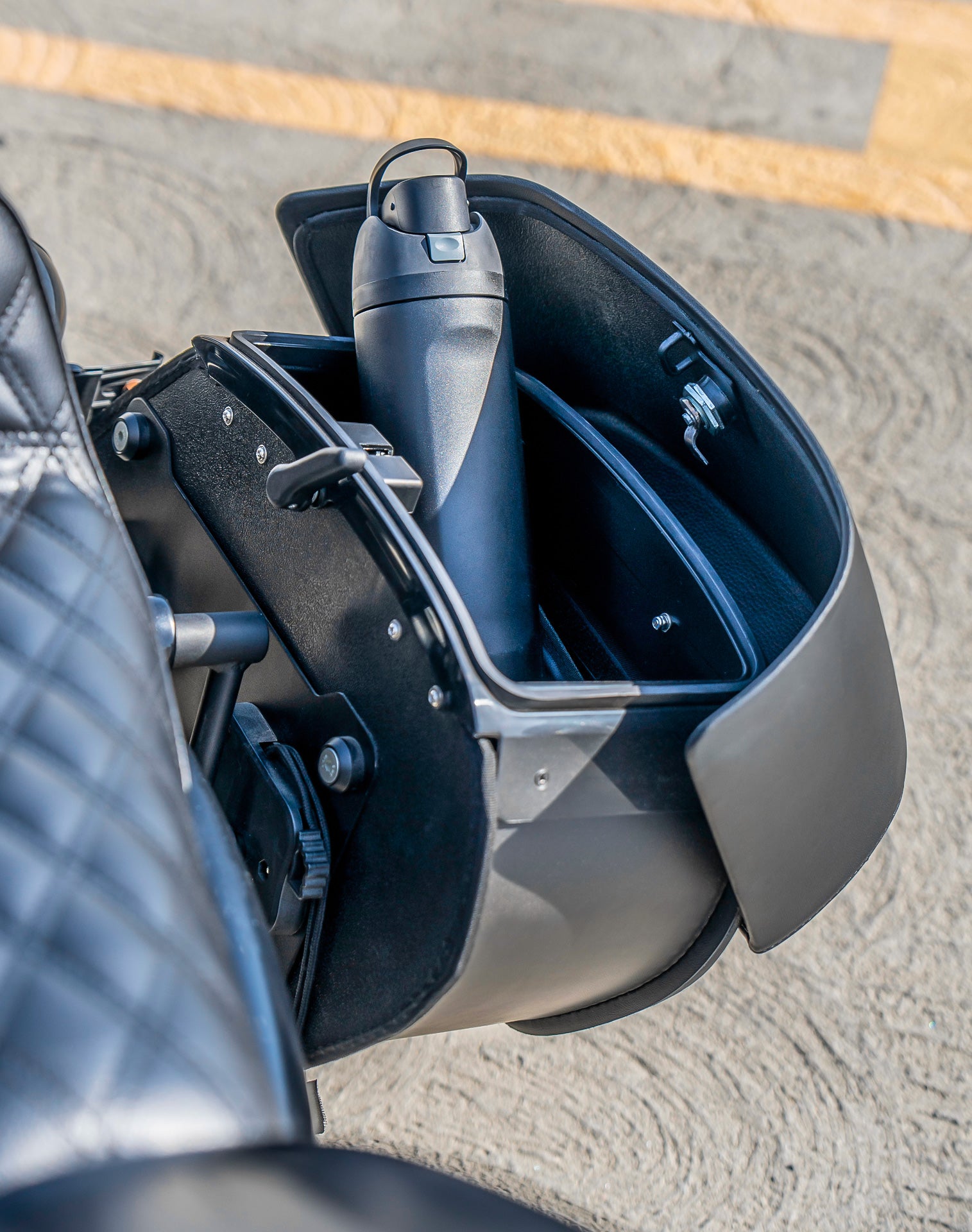 28L - Baelor Medium Quick Mount Motorcycle Saddlebags For Harley Sportster 883 Iron XL883N Lifestyle