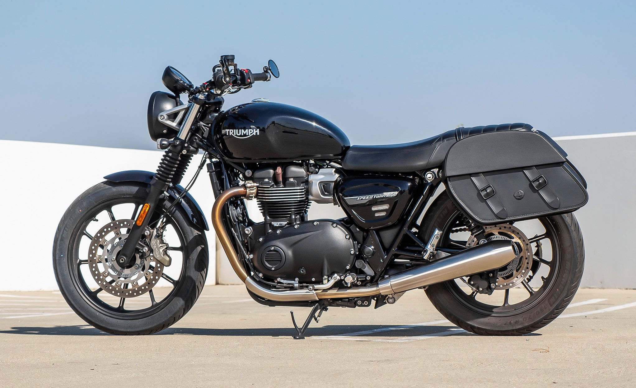 28L - Baelor Medium Quick Mount Triumph Street Twin 900 (2016-21) Motorcycle Saddlebags @expand