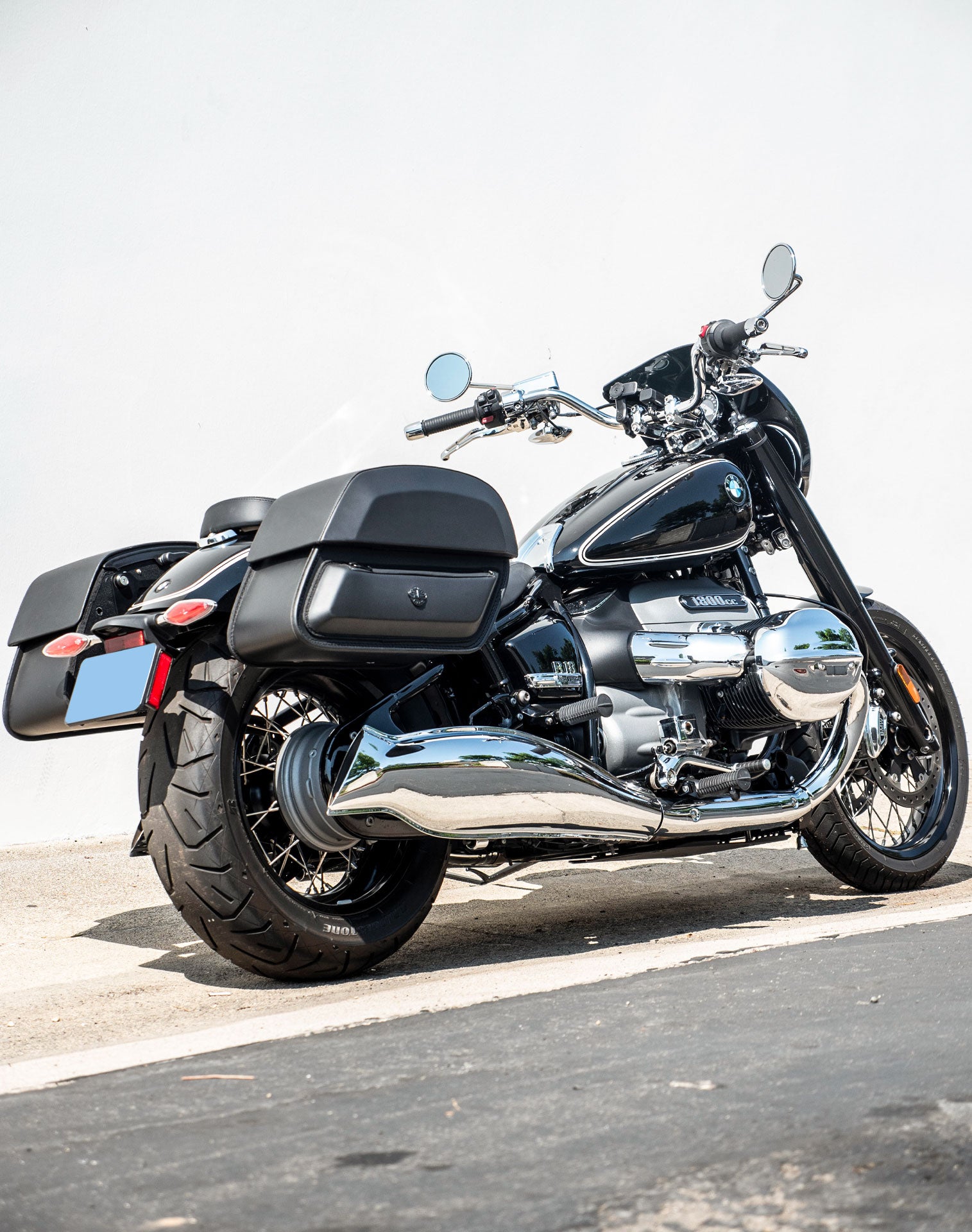 28L - Pantheon Medium Quick-Mount BMW R18 Motorcycle Saddlebags v1