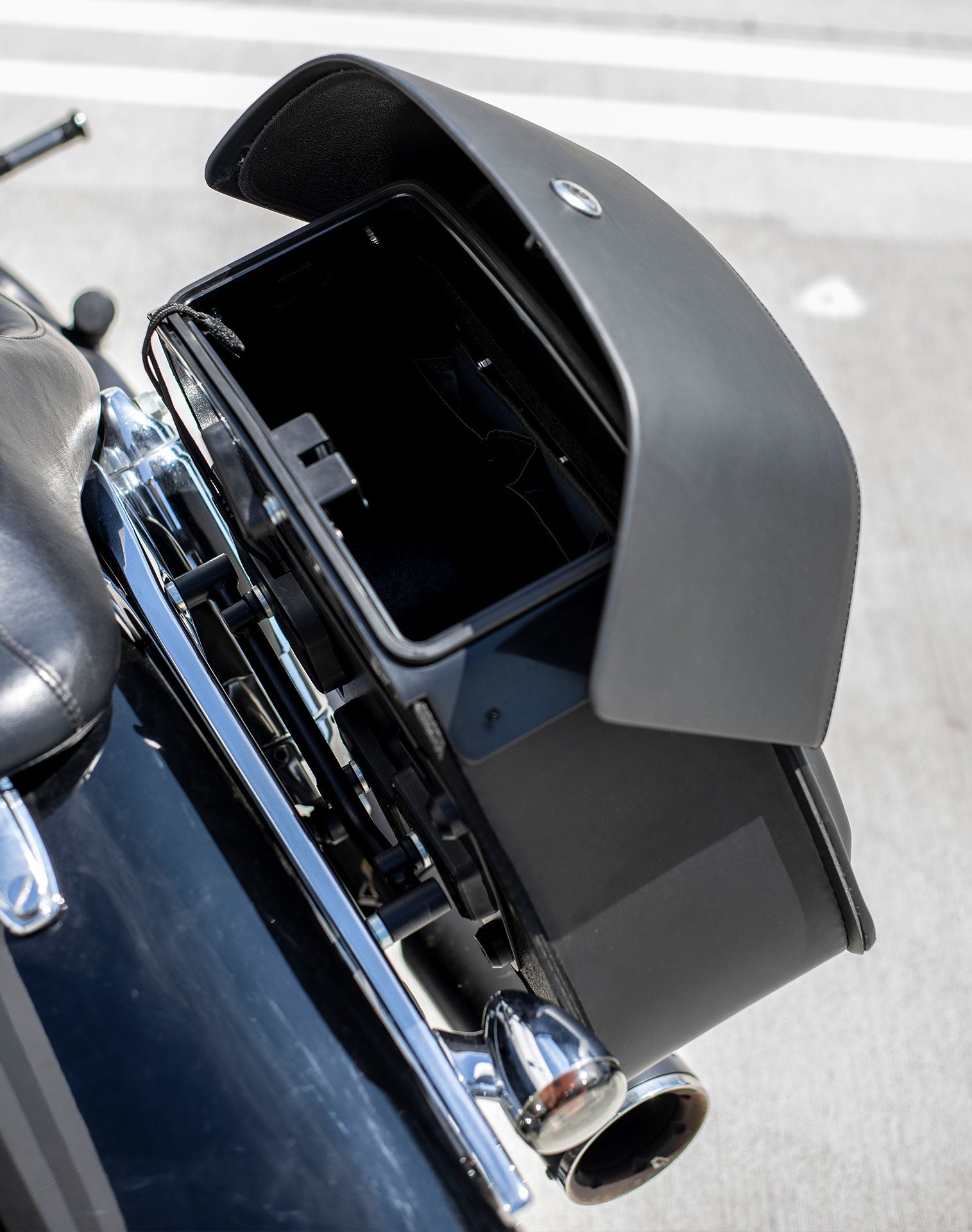 28L - Pantheon Medium Quick-Mount Motorcycle Saddlebags For Harley Davidson Dyna Fat Bob FXDF/SE