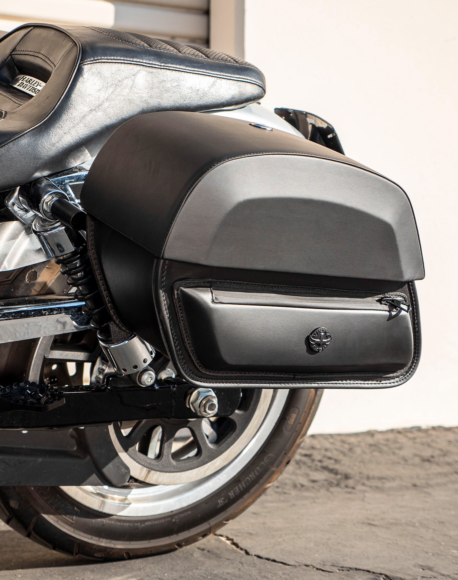 28L - Pantheon Medium Quick-Mount Motorcycle Saddlebags For Harley Davidson Dyna Low Rider FXDL/I v2