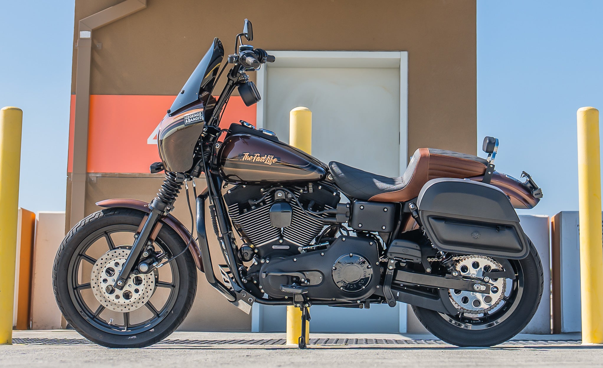 28L - Pantheon Medium Quick-Mount Motorcycle Saddlebags For Harley Dyna Super Glide FXD/I Lifestyle @expand