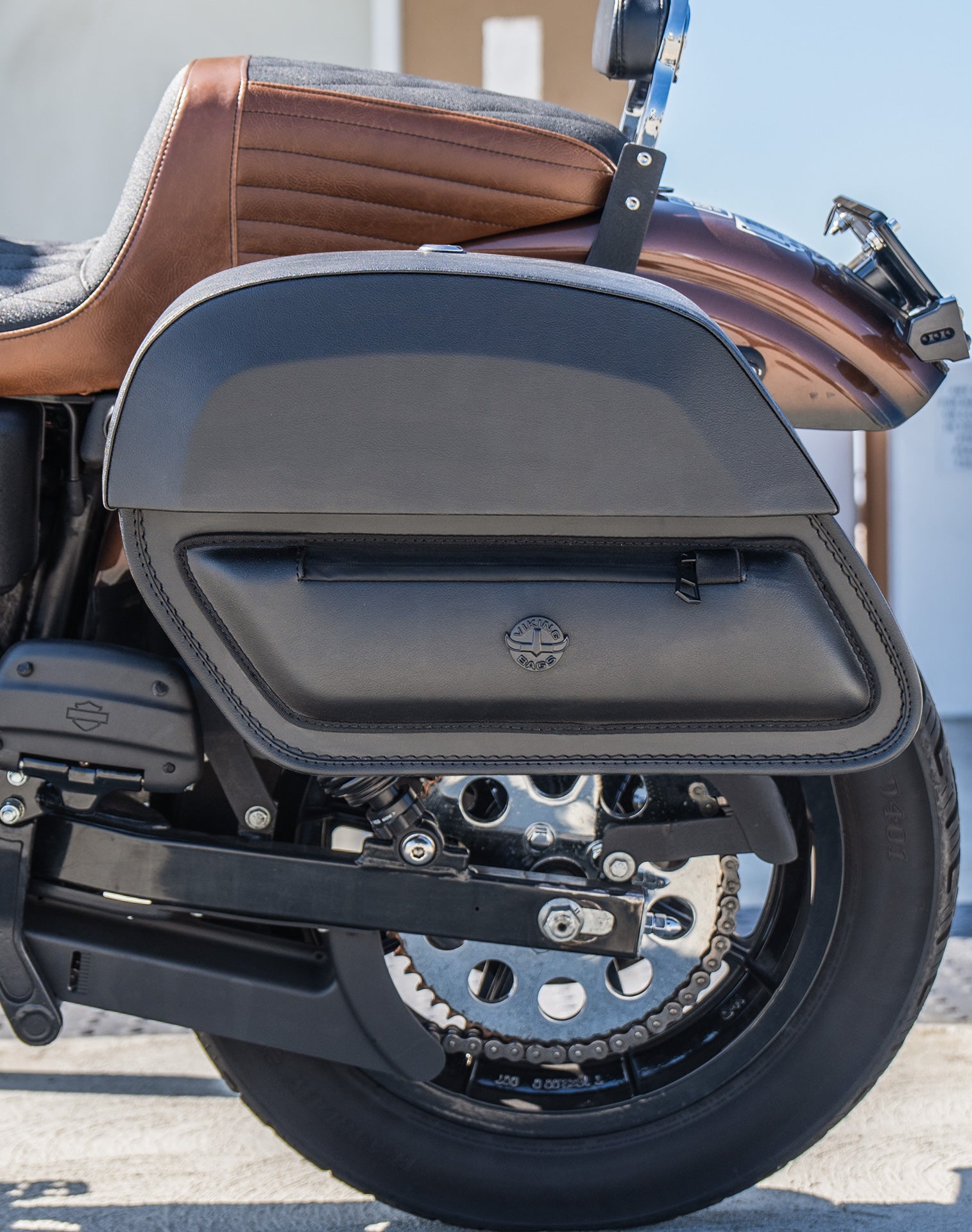 28L - Pantheon Medium Quick-Mount Motorcycle Saddlebags For Harley Dyna Super Glide FXD/I Lifestyle