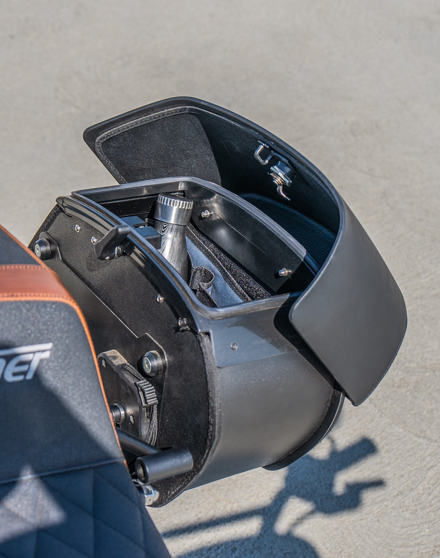 28L - Pantheon Medium Quick-Mount Motorcycle Saddlebags For Harley Dyna Super Glide FXD/I Lifestyle