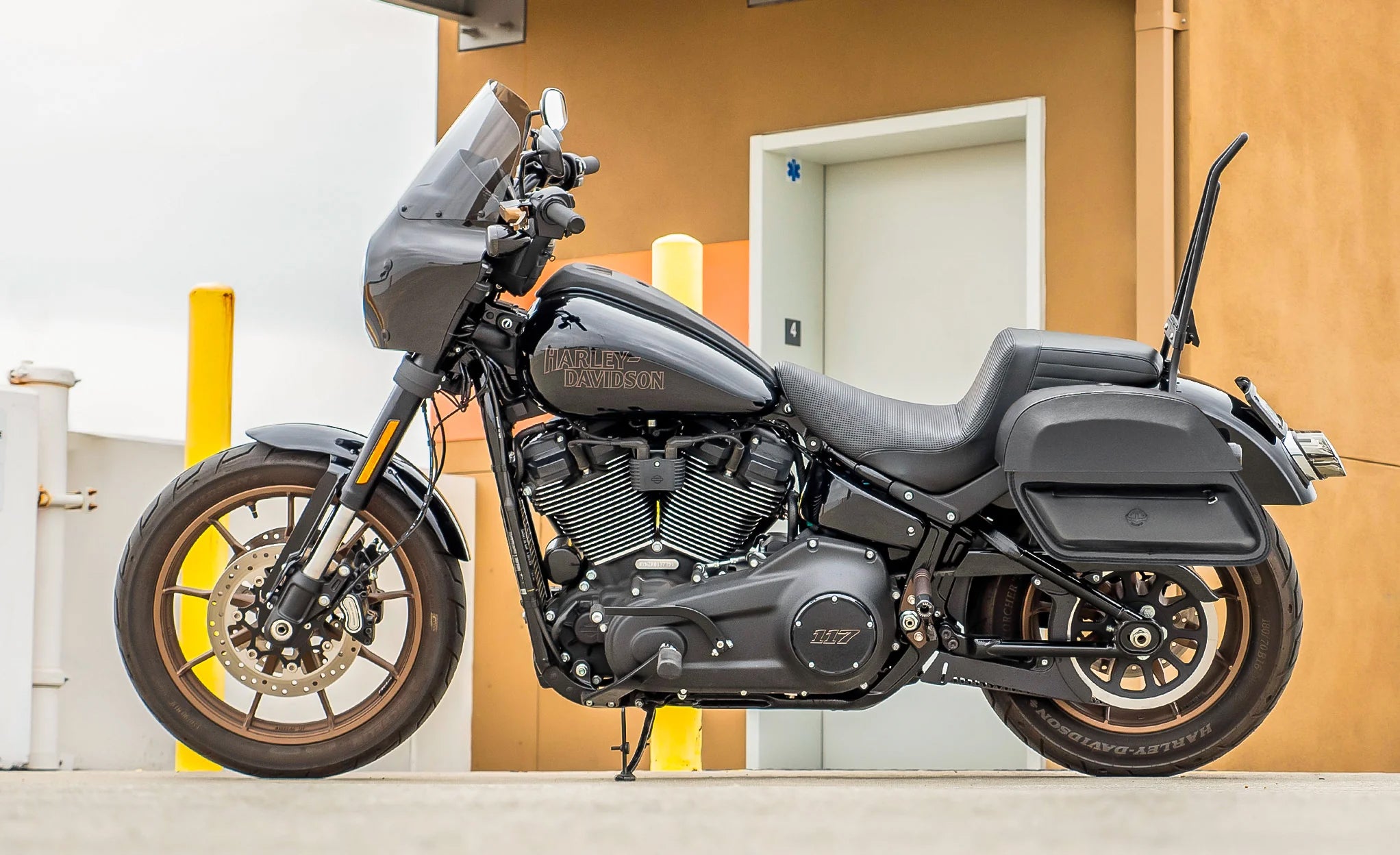 28L - Pantheon Medium Quick Mount Motorcycle Saddlebags For Harley Softail Low Rider S FXLRS @expand