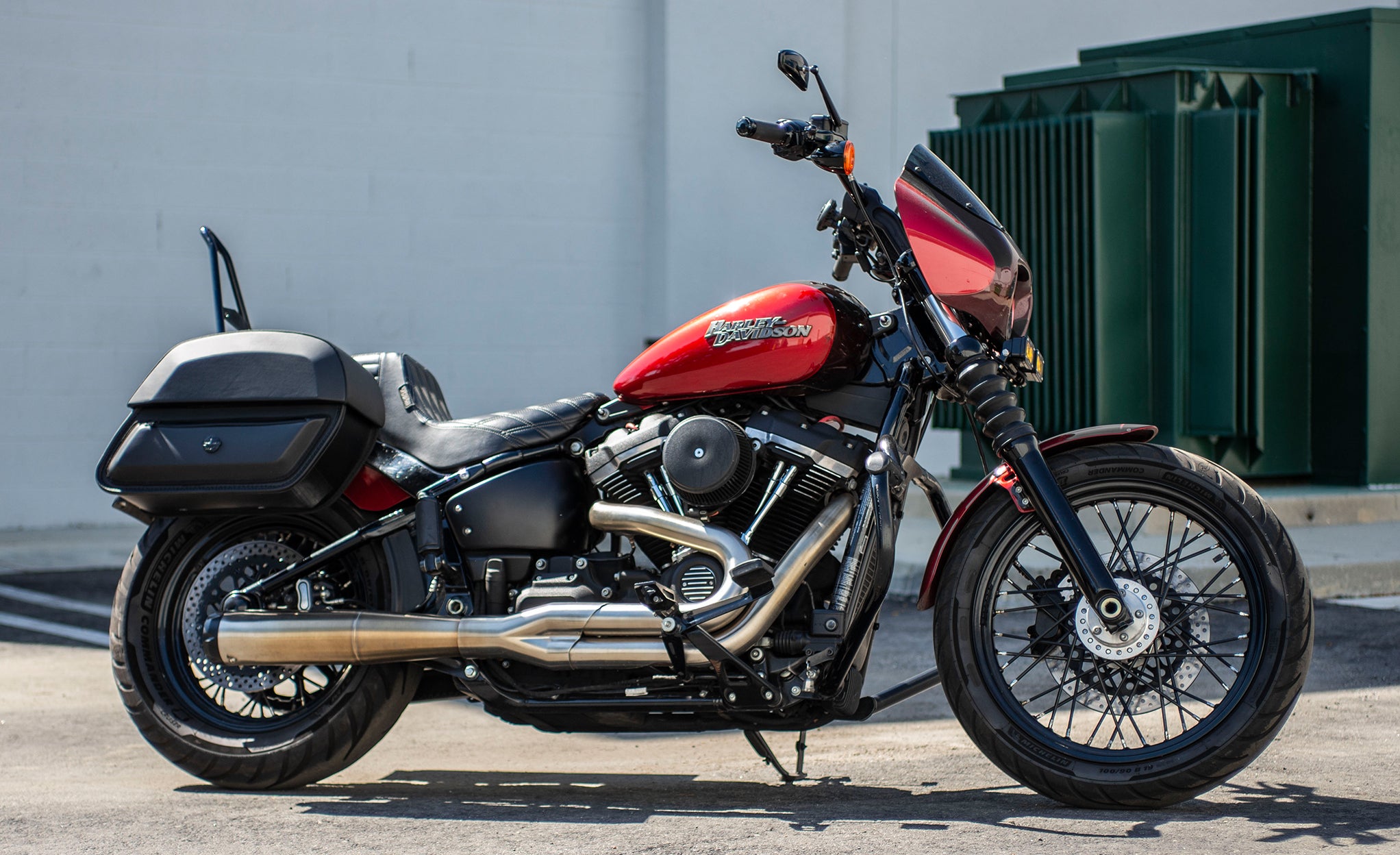 28L - Pantheon Medium Quick-Mount Motorcycle Saddlebags For Harley Softail Sport Glide FLSB @expand