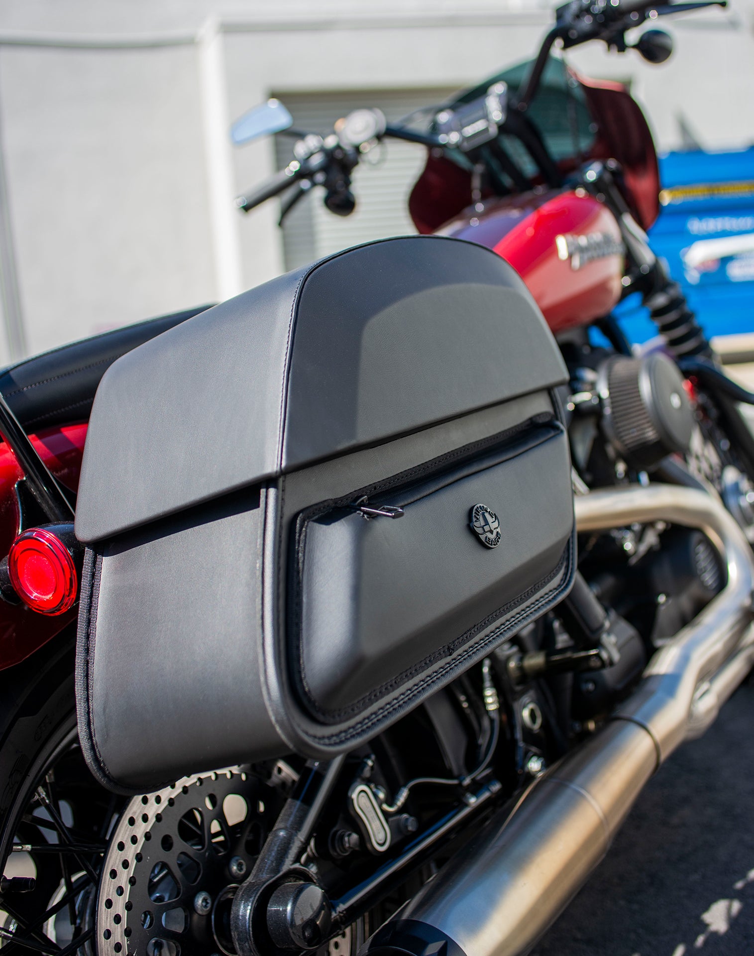 28L - Pantheon Medium Quick-Mount Motorcycle Saddlebags For Harley Softail Sport Glide FLSB Life Style 3