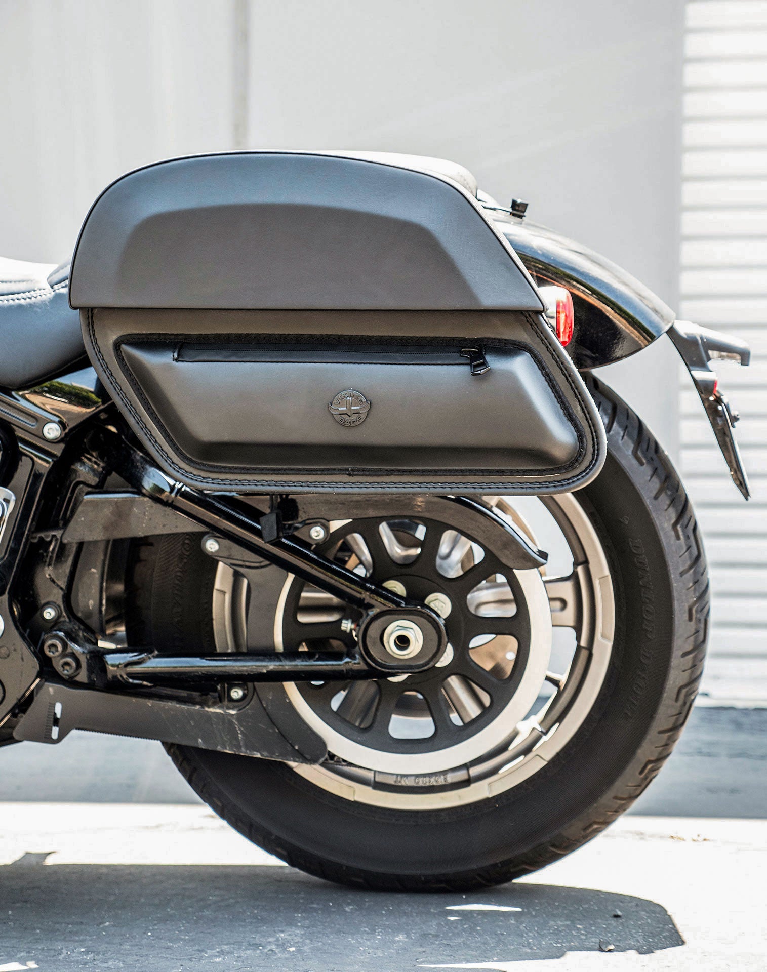 28L - Pantheon Medium Quick-Mount Motorcycle Saddlebags For Harley Softail Standard FXST Vertical 2