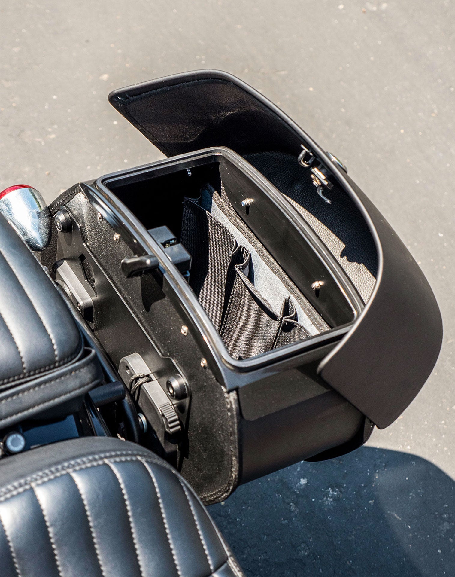 28L - Pantheon Medium Quick-Mount Motorcycle Saddlebags For Harley Softail Standard FXST Vertical 4