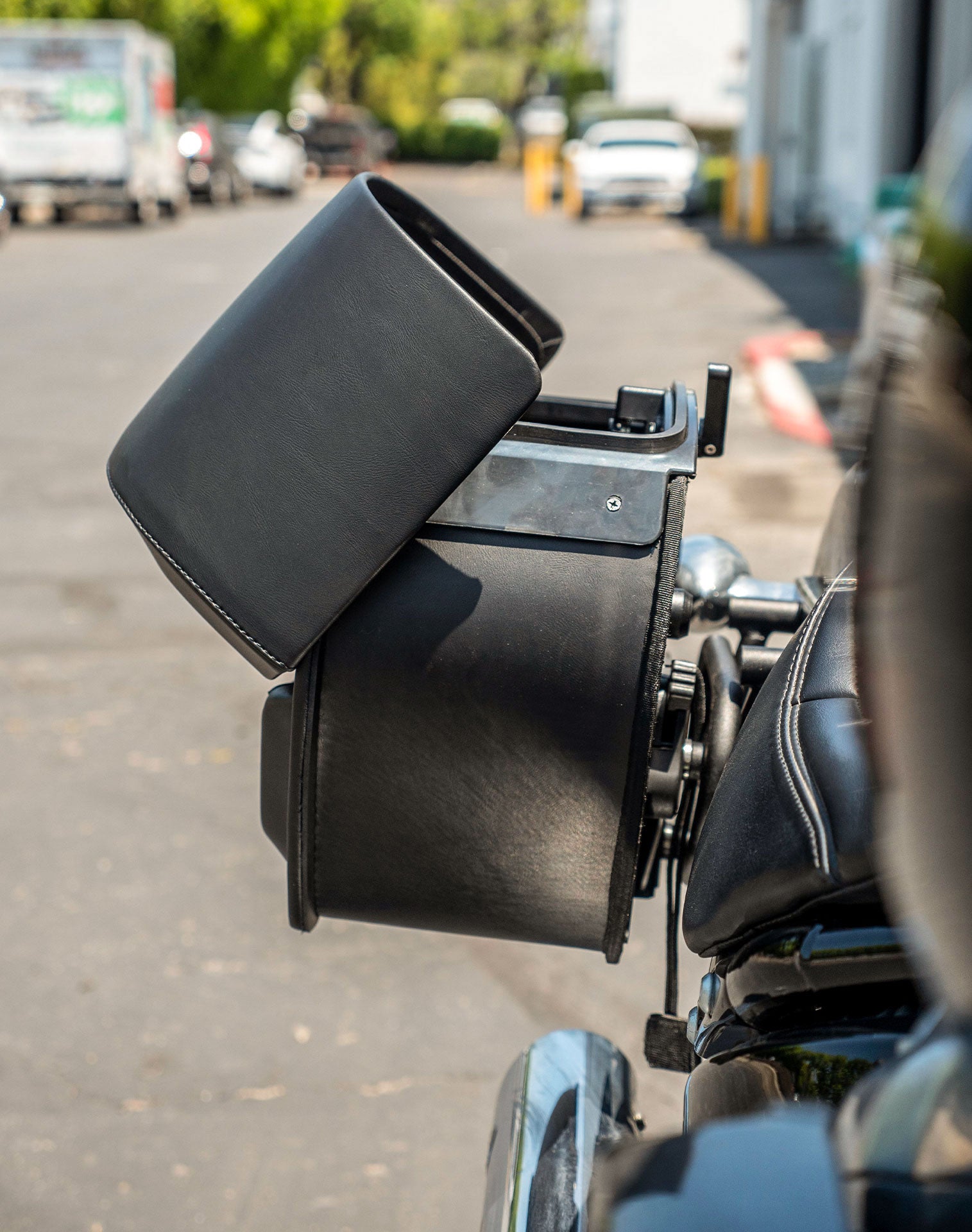 28L - Pantheon Medium Quick-Mount Motorcycle Saddlebags For Harley Softail Standard FXST Vertical 3