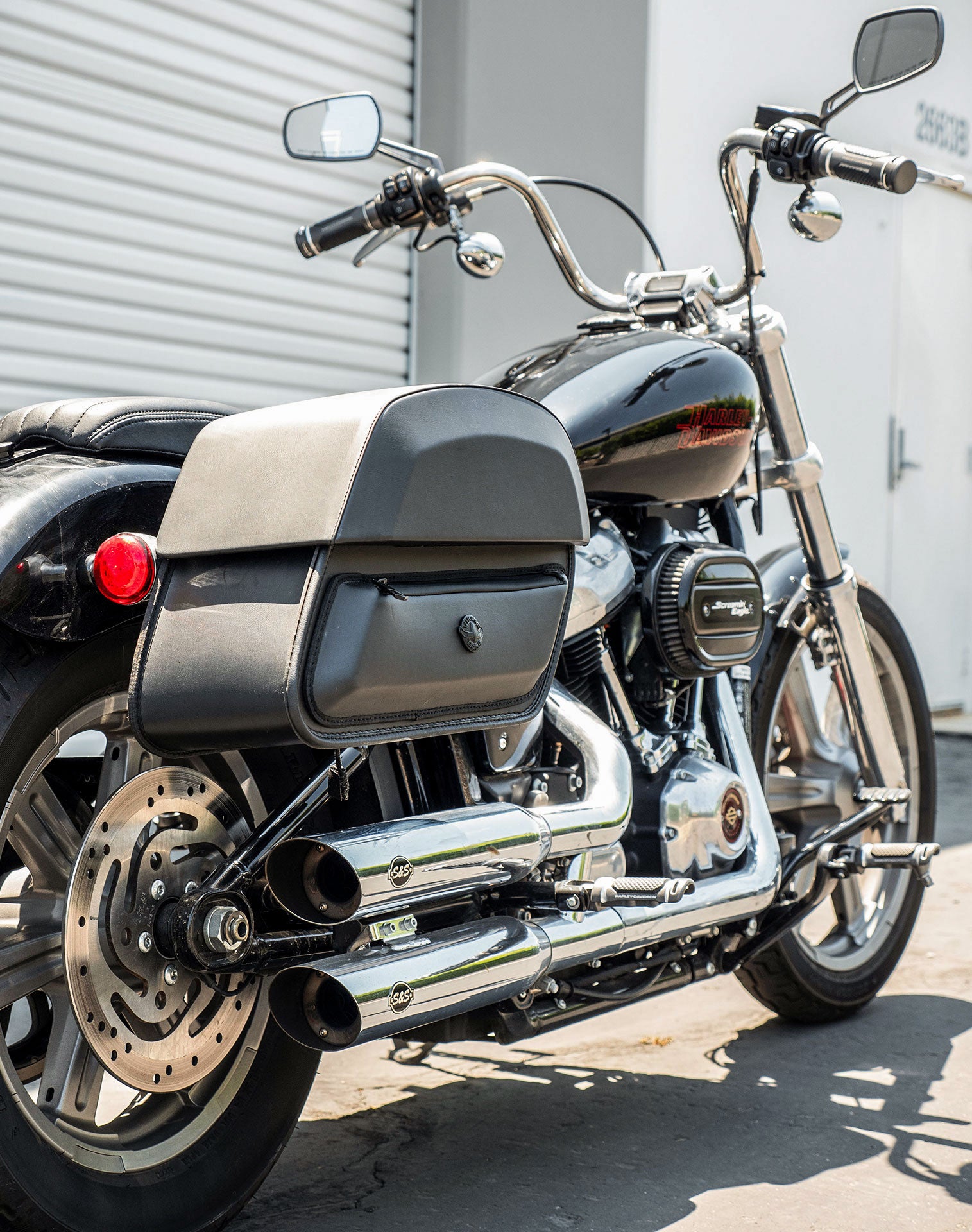 28L - Pantheon Medium Quick-Mount Motorcycle Saddlebags For Harley Softail Standard FXST Vertical 1