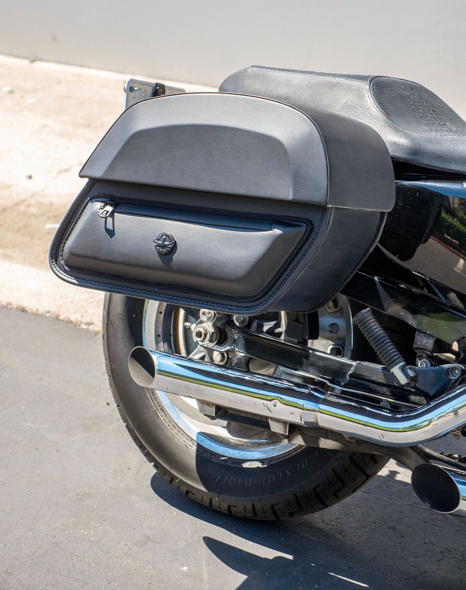 28L - Pantheon Medium Quick-Mount Motorcycle Saddlebags For Harley Sportster 1200 Custom XL1200C/XLH1200C v3