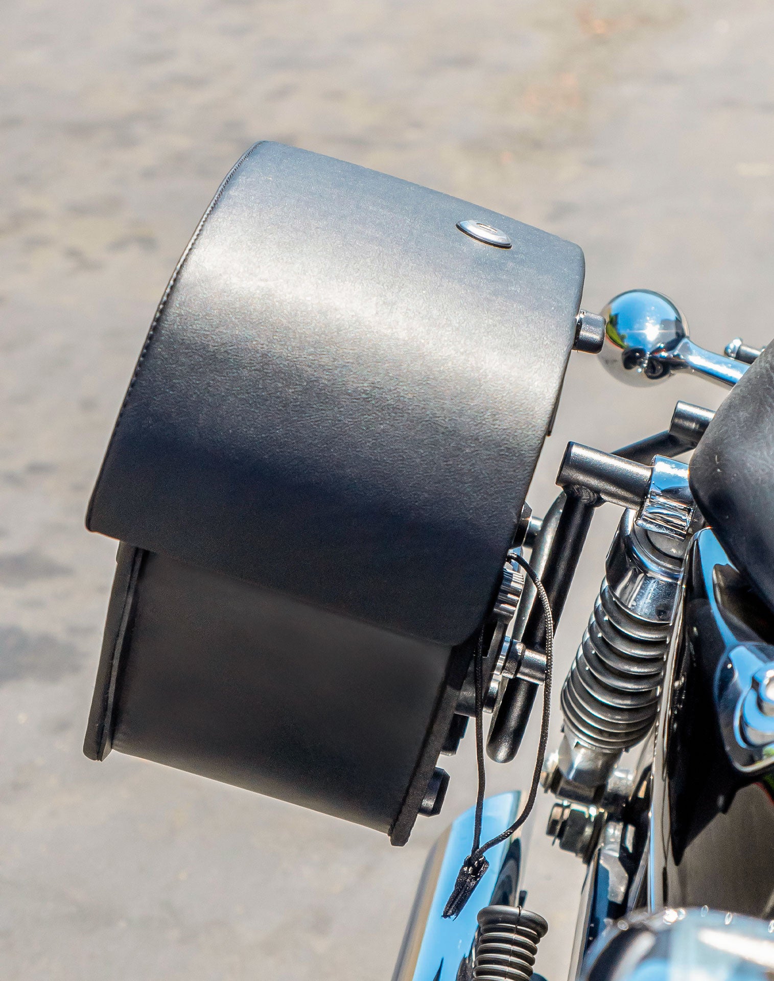 28L - Pantheon Medium Quick-Mount Motorcycle Saddlebags For Harley Sportster 1200 Custom XL1200C/XLH1200C v2