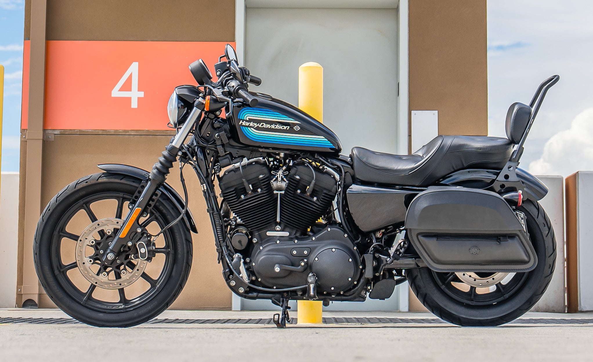 28L - Pantheon Medium Quick Mount Motorcycle Saddlebags For Harley Sportster 1200 Iron XL1200NS Lifestyle @expand