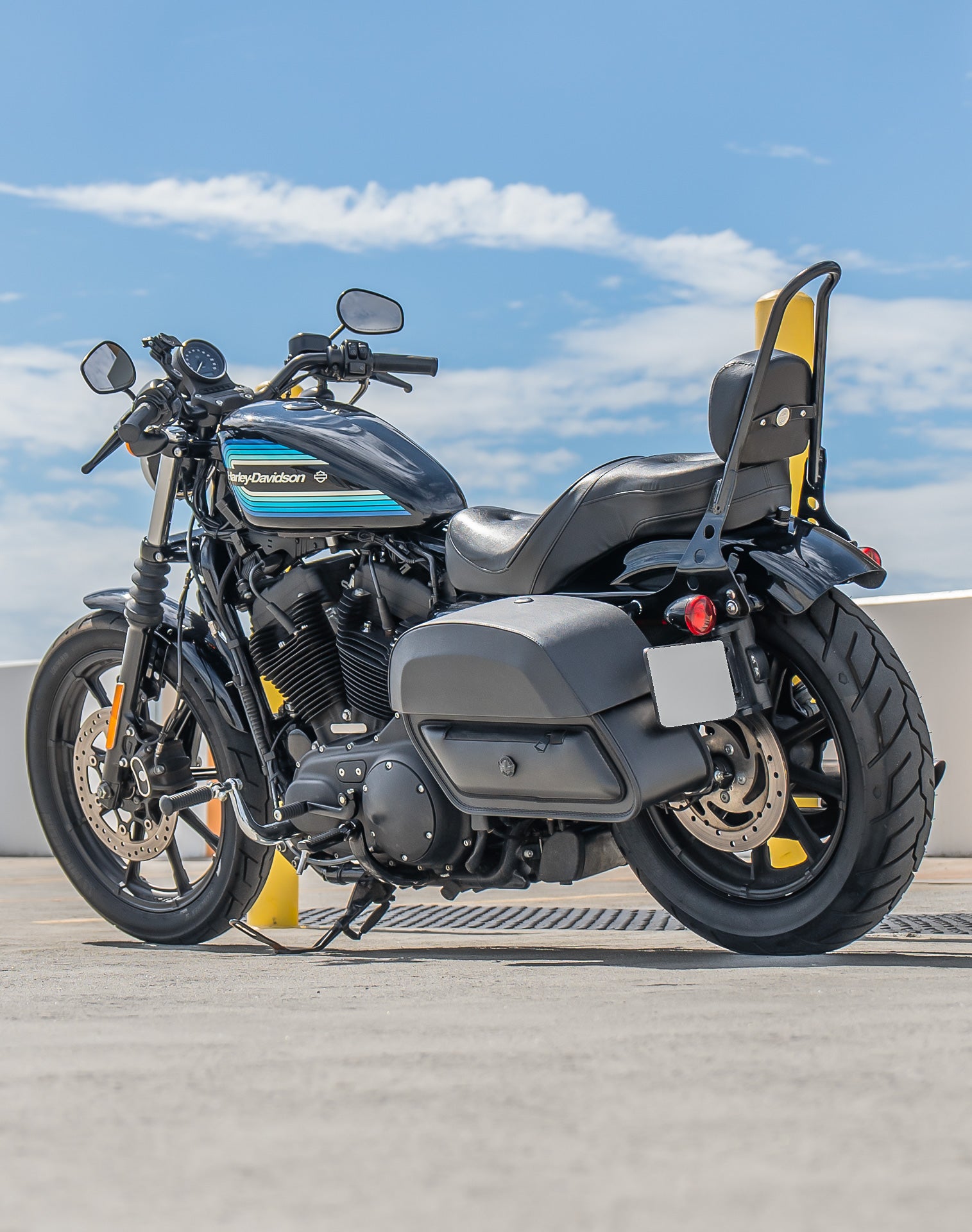 28L - Pantheon Medium Quick Mount Motorcycle Saddlebags For Harley Sportster 1200 Iron XL1200NS Lifestyle 1