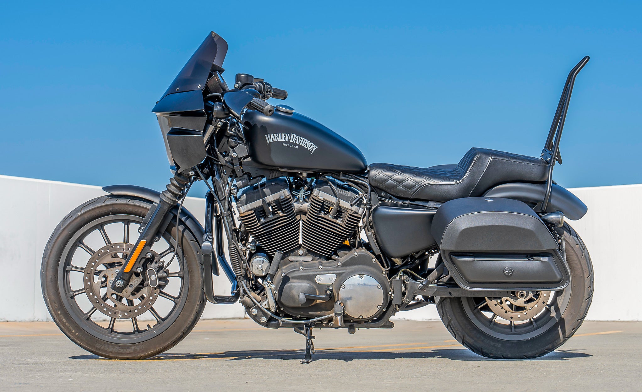 28L - Pantheon Medium Quick Mount Motorcycle Saddlebags For Harley Sportster 883 Iron XL883N Lifestyle @expand