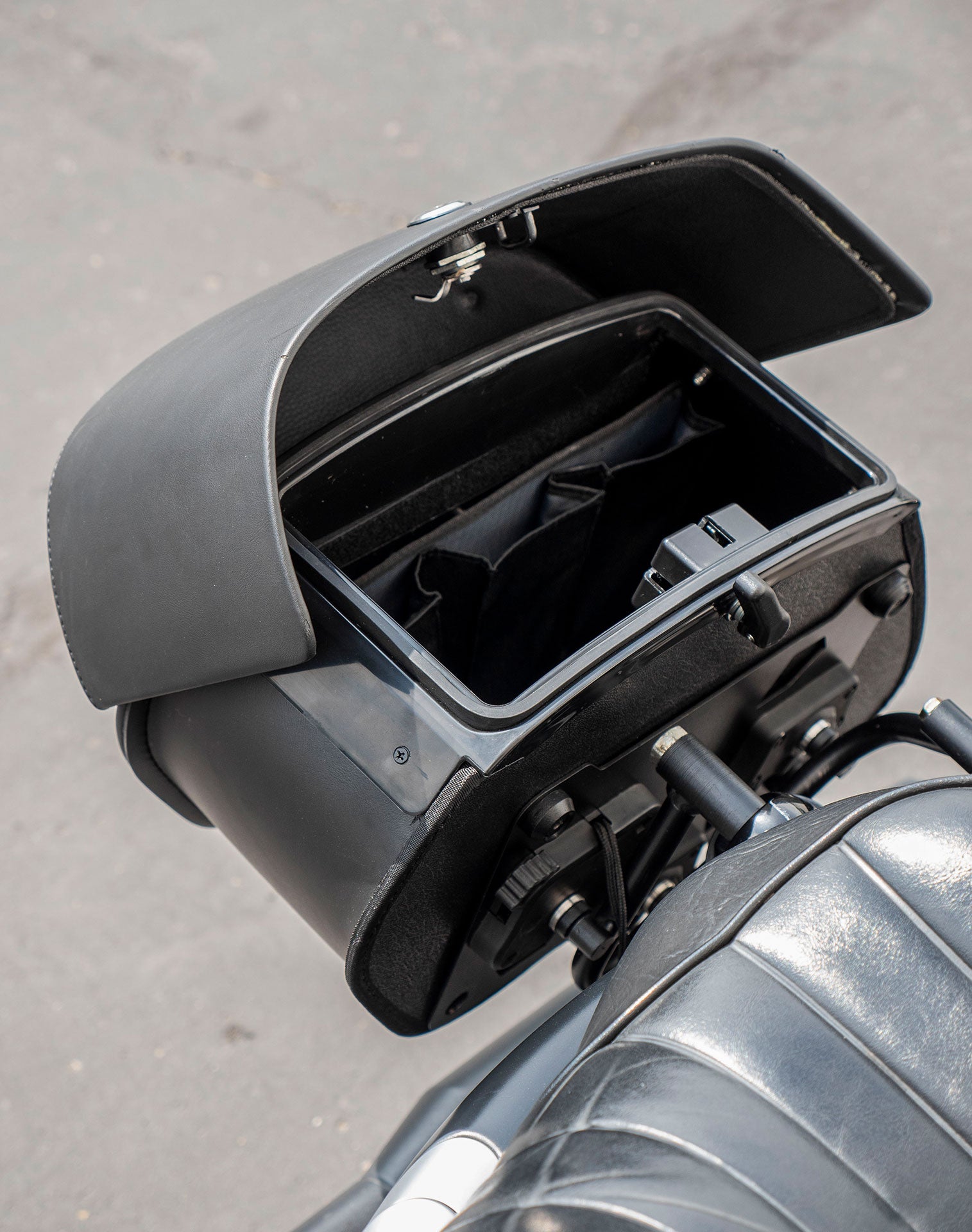 28L - Pantheon Medium Quick-Mount Motorcycle Saddlebags For Harley Sportster 883 Iron XL883N v4