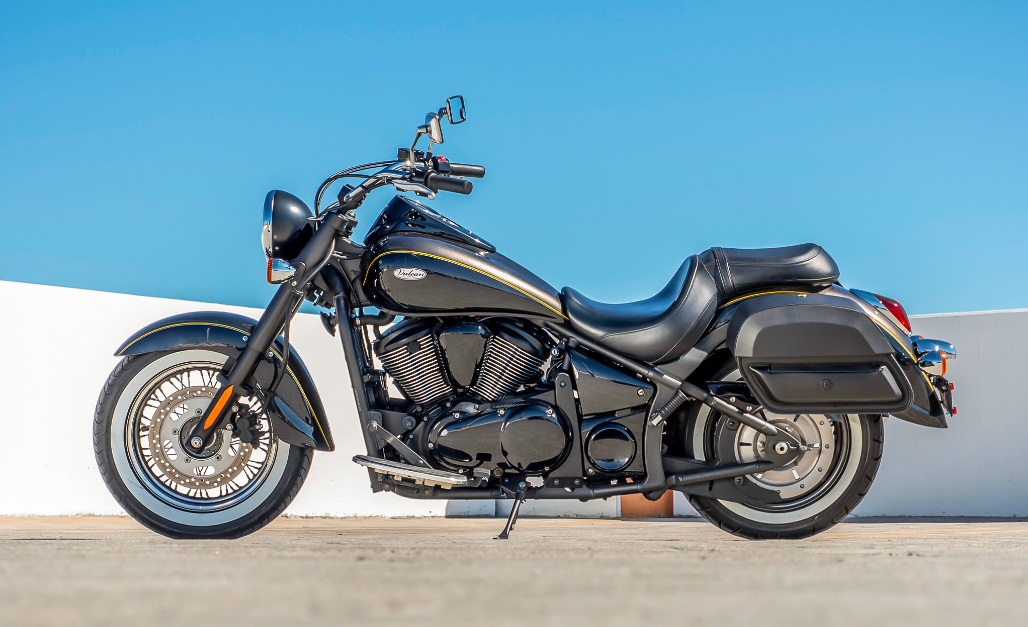 28L - Pantheon Medium Quick Mount Kawasaki Vulcan 900 Classic VN900 Motorcycle Saddlebags @expand