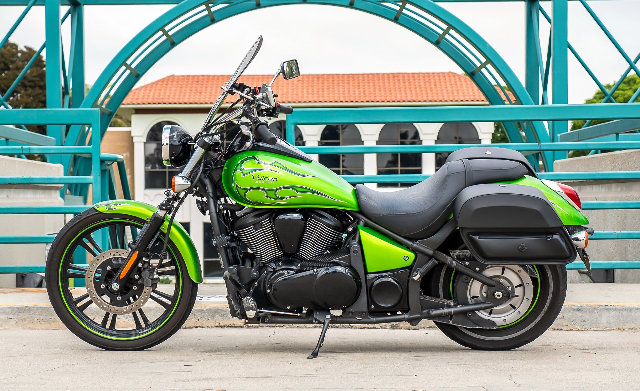 28L - Pantheon Medium Quick Mount Kawasaki Vulcan 900 Custom VN900C Motorcycle Saddlebags @expand