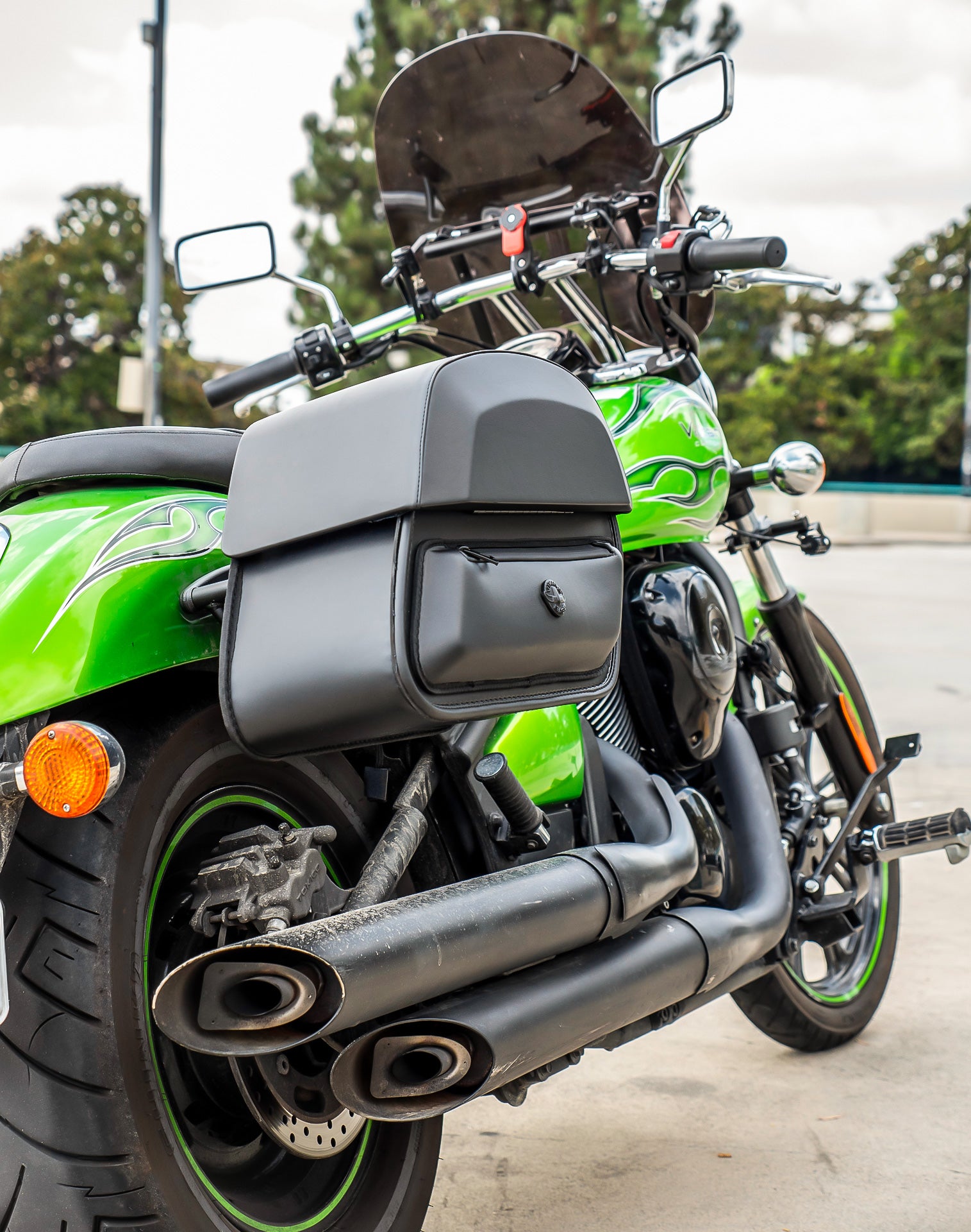 28L - Pantheon Medium Quick Mount Kawasaki Vulcan 900 Custom VN900C Motorcycle Saddlebags v1