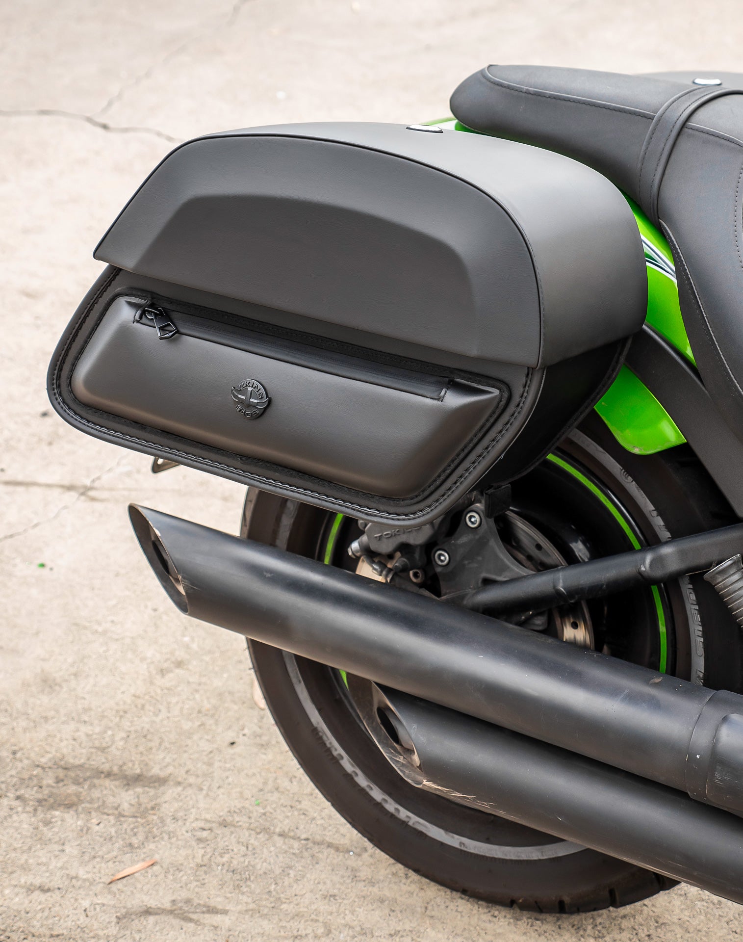 28L - Pantheon Medium Quick Mount Kawasaki Vulcan 900 Custom VN900C Motorcycle Saddlebags v3
