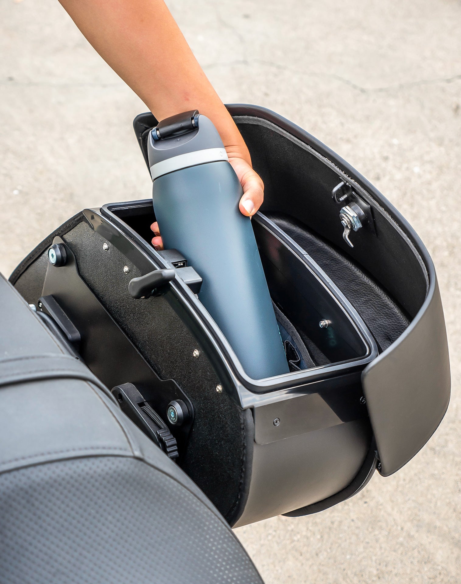 28L - Pantheon Medium Quick Mount Kawasaki Vulcan 900 Custom VN900C Motorcycle Saddlebags v4