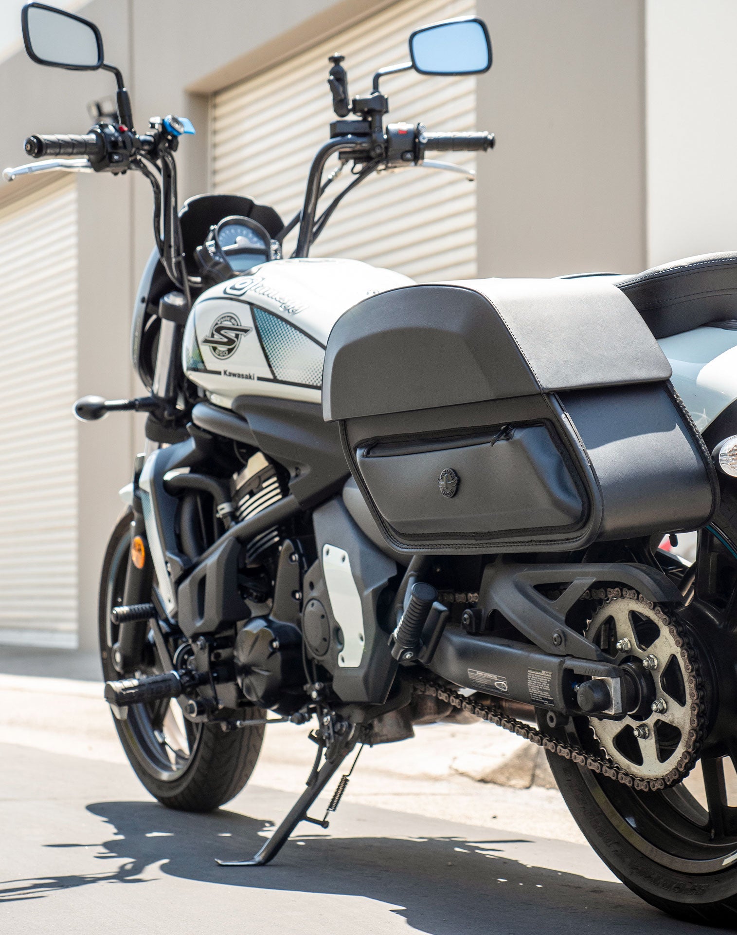 28L - Pantheon Medium Quick-Mount Kawasaki Vulcan S VN650 Motorcycle Saddlebags Vertical 3