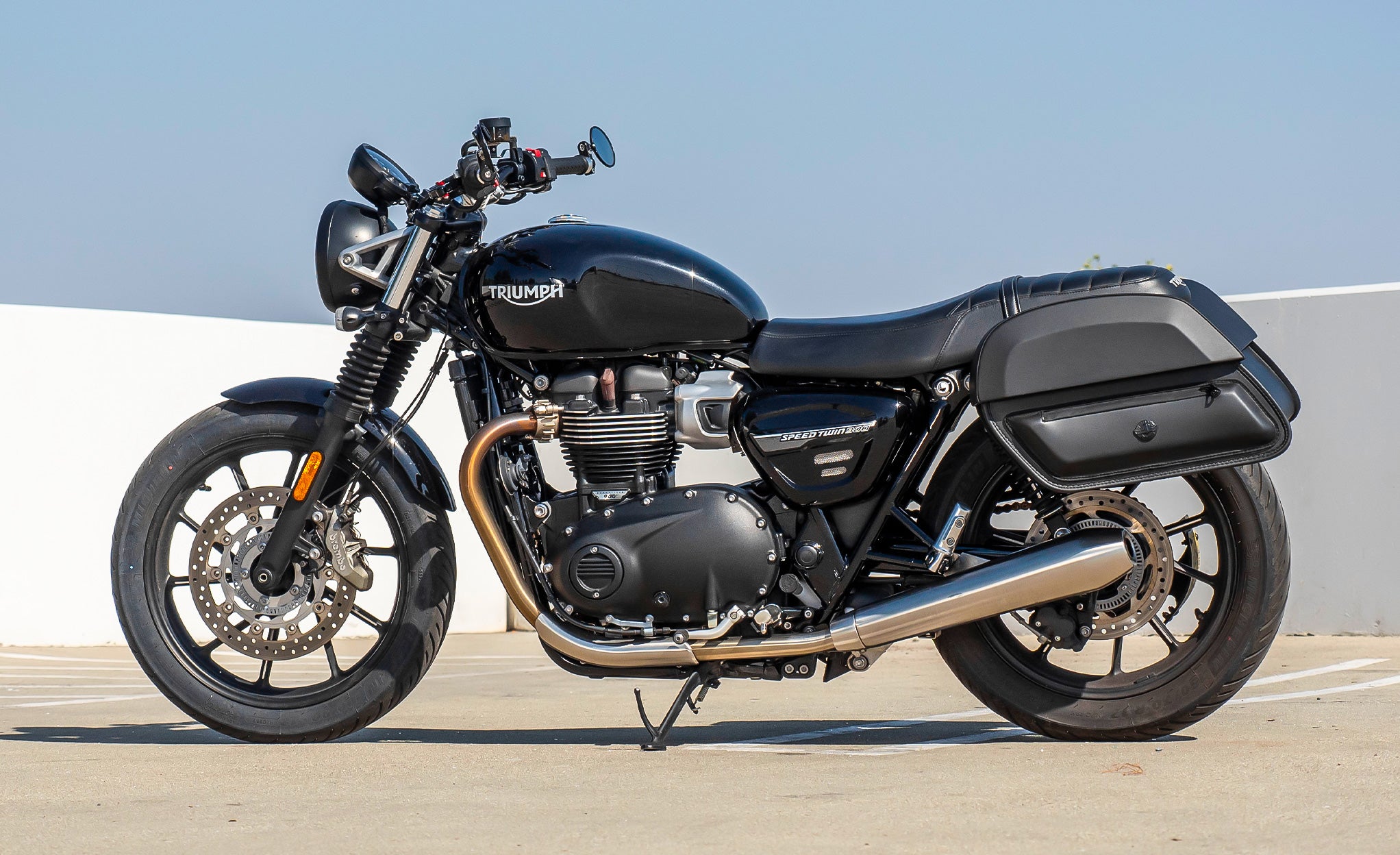 28L - Pantheon Medium Quick-Mount Triumph Street Twin 900 (2016-21) Motorcycle Saddlebags @expand