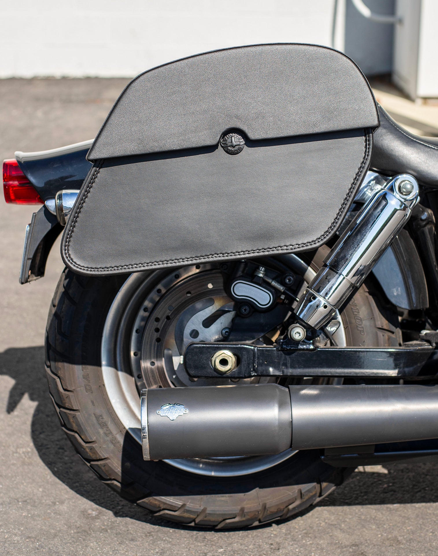 28L - Panzer Medium Quick Mount Leather Saddlebags For Harley Davidson Dyna Fat Bob FXDF/SE v2