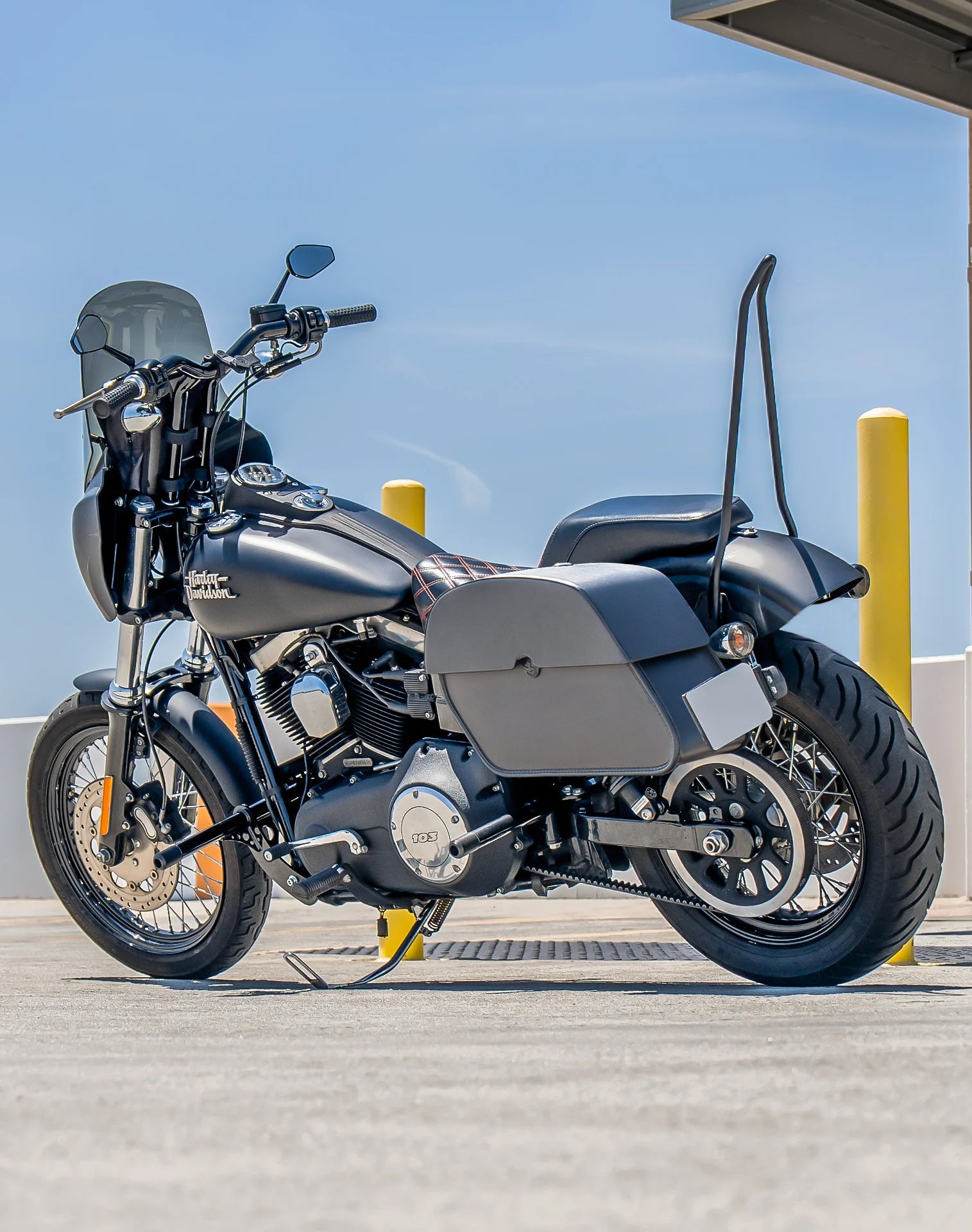 28L - Panzer Medium Quick Mount Leather Saddlebags For Harley Davidson Dyna Street Bob FXDB/I Lifestyle