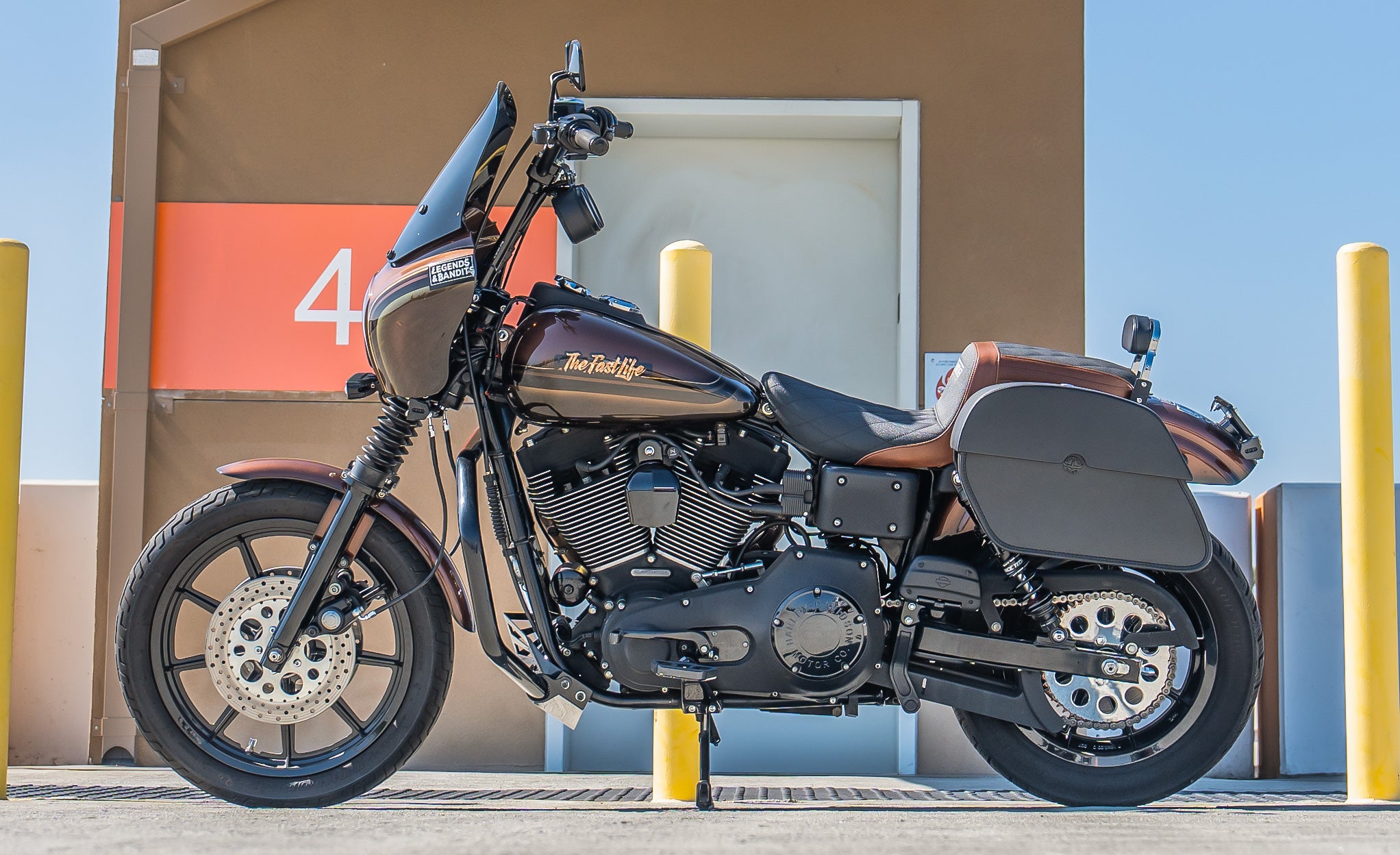 28L - Panzer Medium Quick Mount Leather Saddlebags For Harley Dyna Super Glide FXD/I Lifestyle @expand