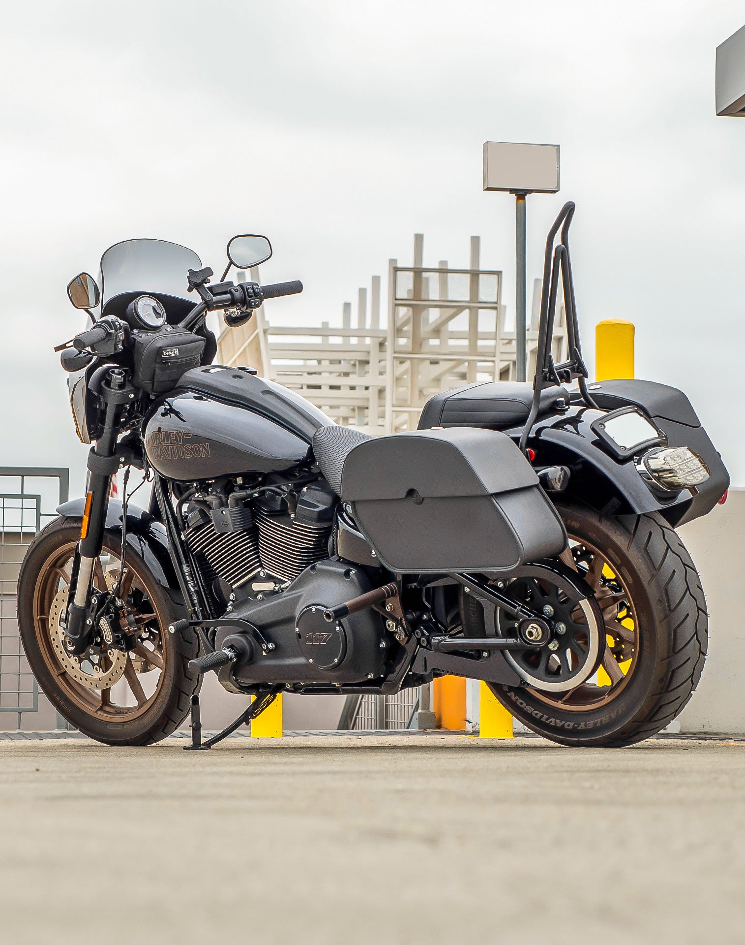 28L - Panzer Medium Quick Mount Leather Saddlebags For Harley Softail Low Rider S FXLRS v1