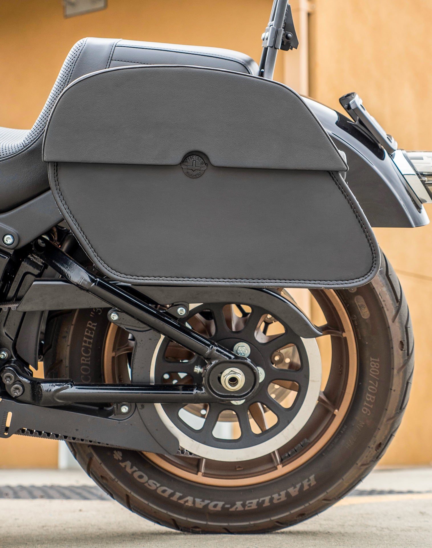 28L - Panzer Medium Quick Mount Leather Saddlebags For Harley Softail Low Rider S FXLRS v2