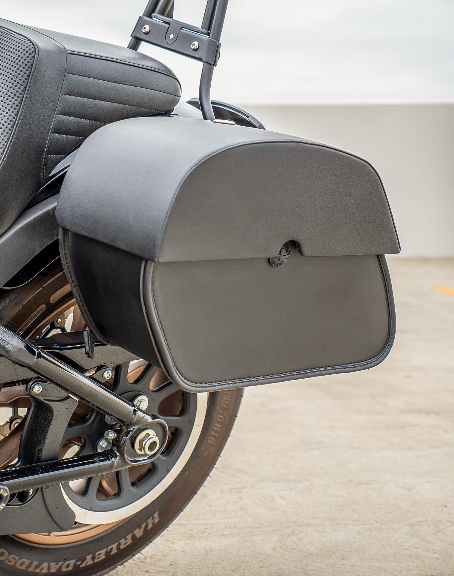 28L - Panzer Medium Quick Mount Leather Saddlebags For Harley Softail Low Rider S FXLRS v3