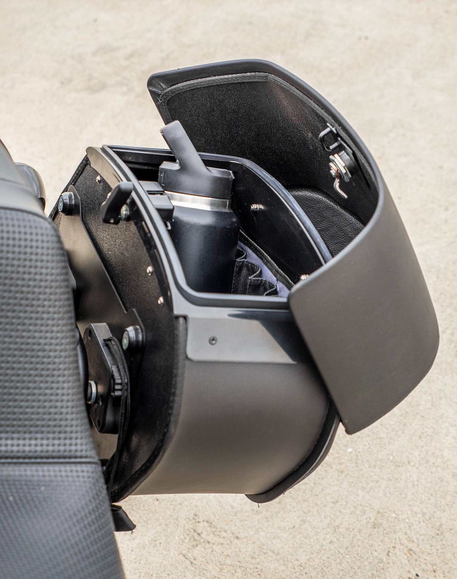 28L - Panzer Medium Quick Mount Leather Saddlebags For Harley Softail Low Rider S FXLRS v4