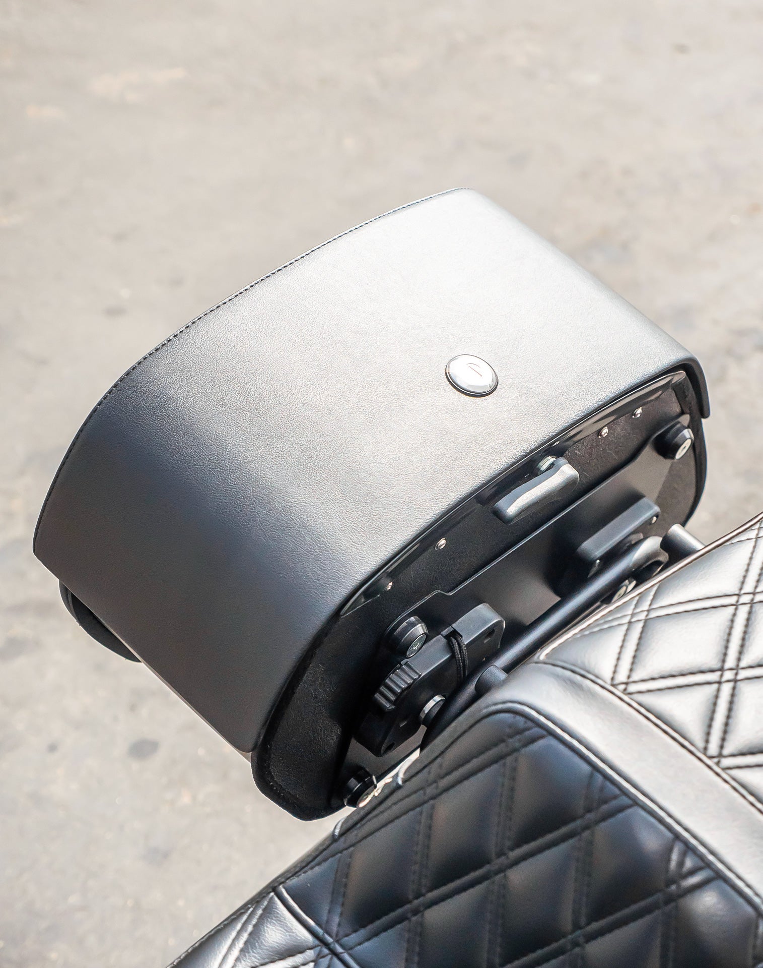 28L - Panzer Medium Quick Mount Leather Saddlebags For Harley Softail Low Rider ST FXLRST v2