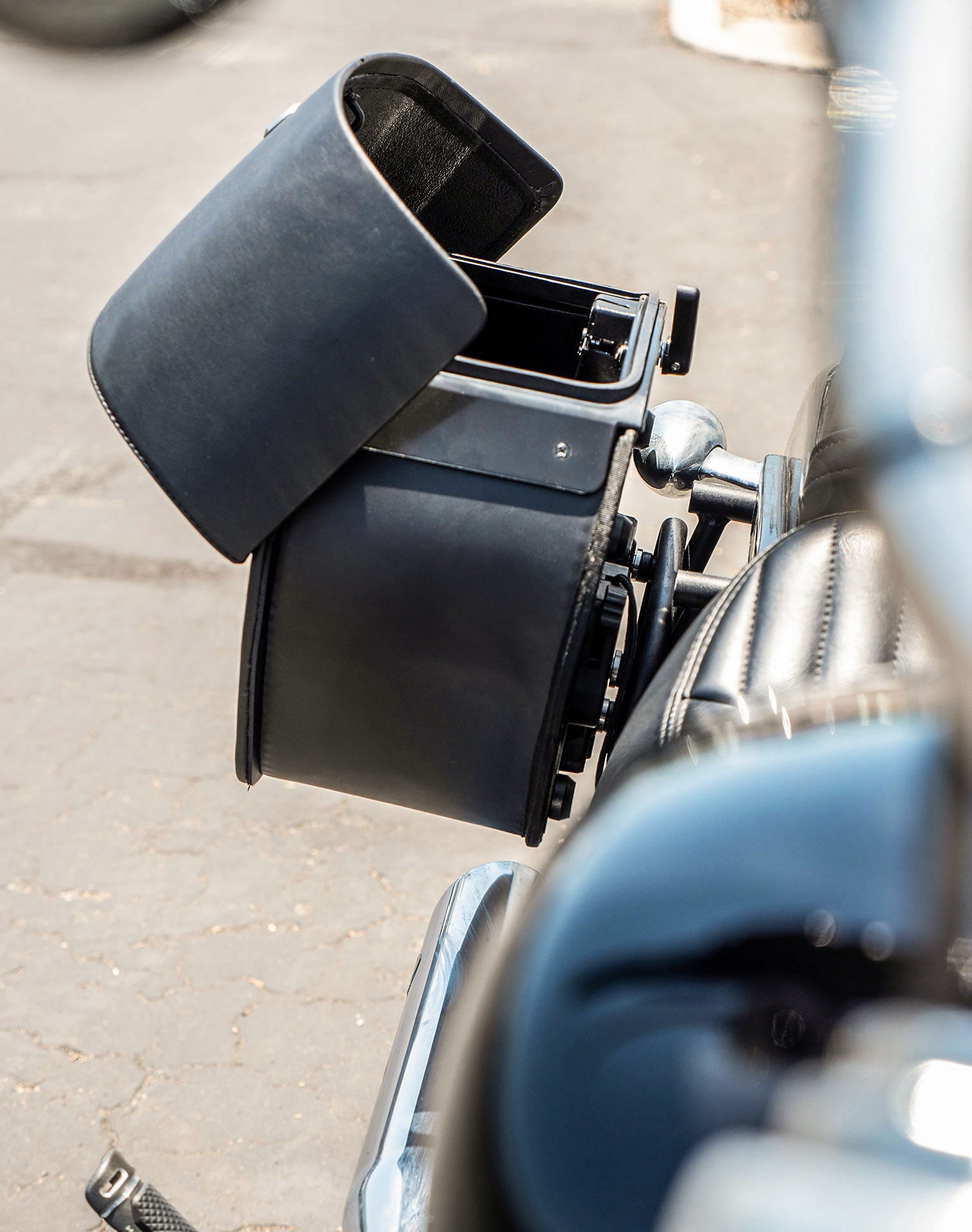 28L - Panzer Medium Quick Mount Leather Saddlebags For Harley Softail Standard FXST Vertical 3