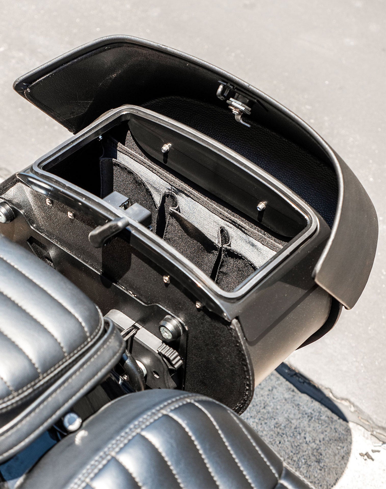 28L - Panzer Medium Quick Mount Leather Saddlebags For Harley Softail Standard FXST Vertical 4