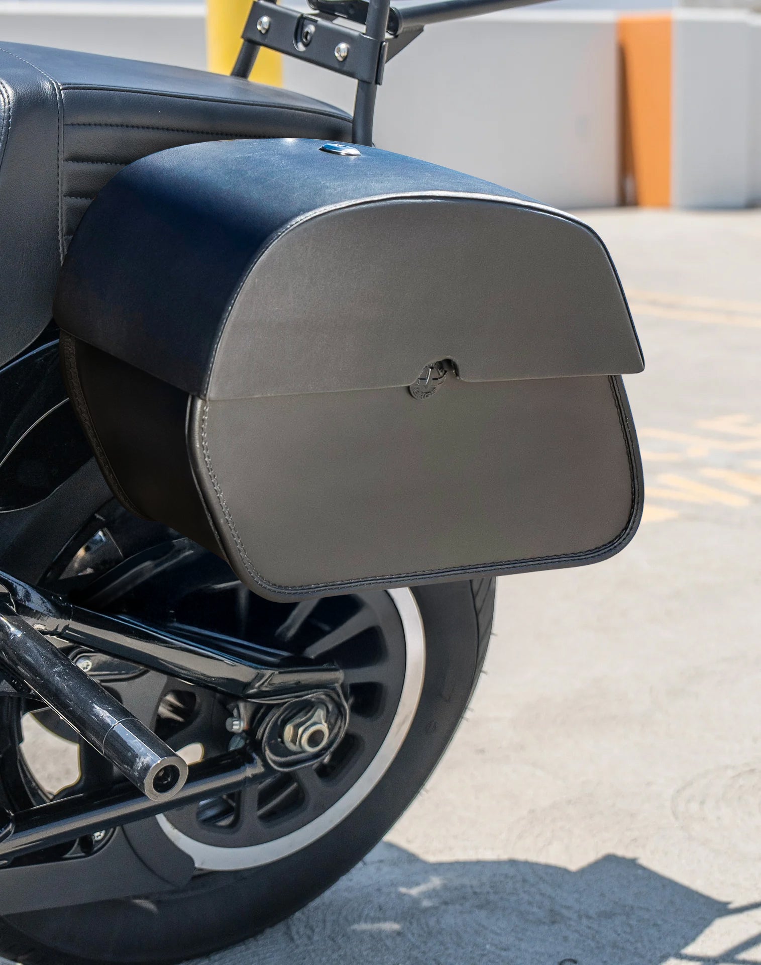 28L - Panzer Medium Quick Mount Leather Saddlebags For Harley Softail Street Bob FXBB v3